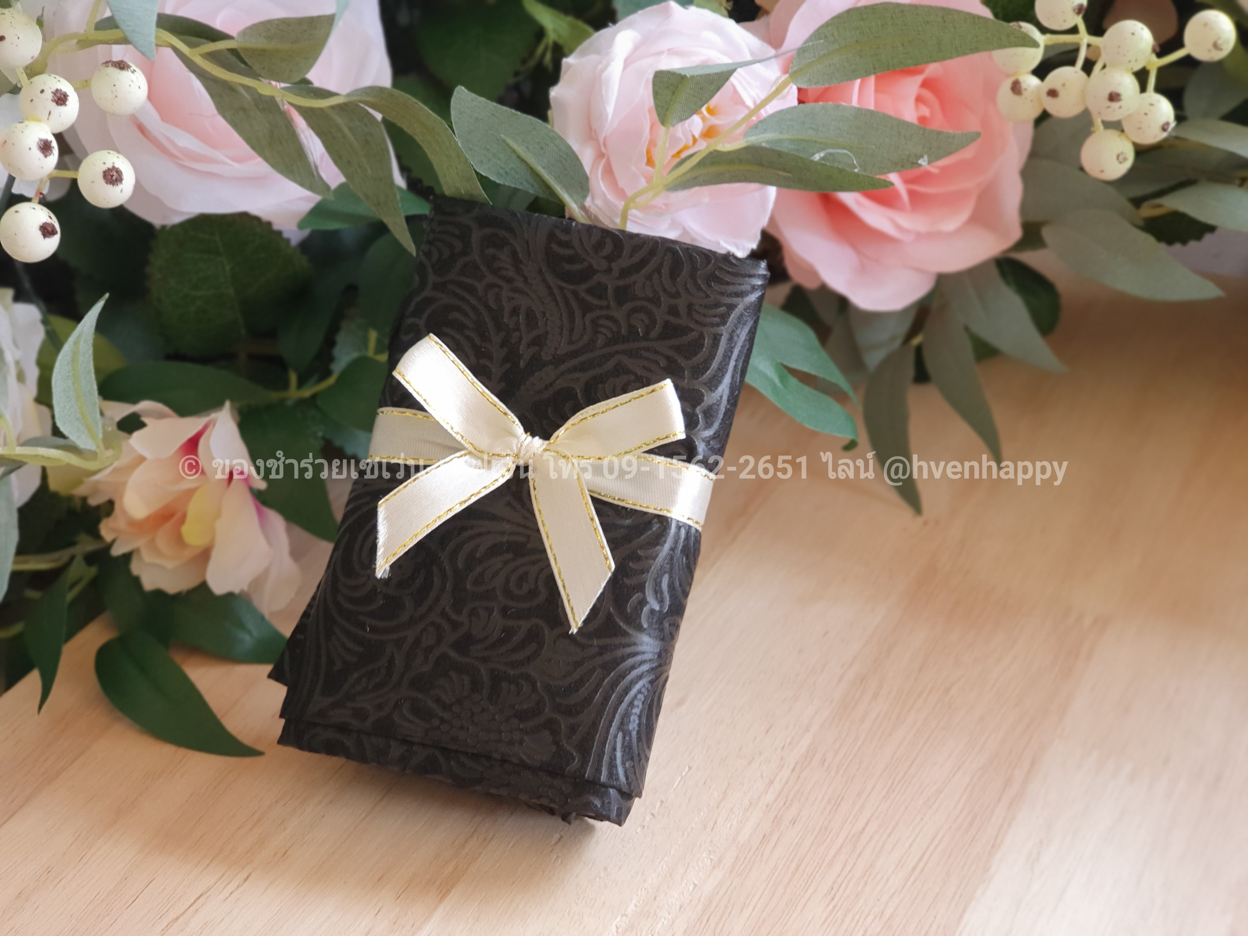 ของชำร่วยงานศพ กระเป๋าผ้าสปันบอนด์สีดำ อัดลายดอกไม้ในตัว