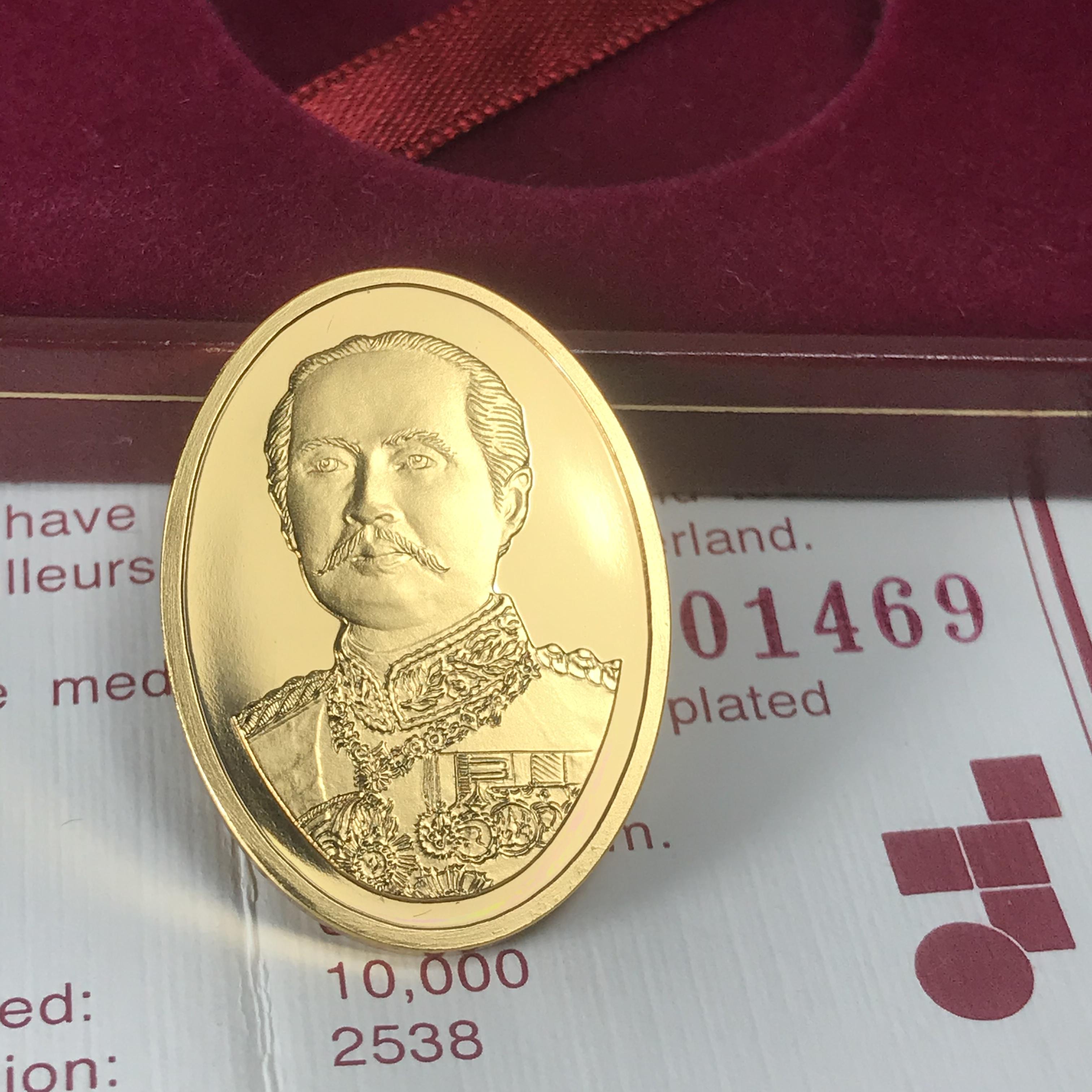 เหรียญ ร.5 วัดสุทัศน์ SWITZERLAND รุ่นแรก ปี 2538 บล็อกนอก ผลิตจากโรงกษาปณ์ฮูกานิน สวิตเซอร์แลนด์ 1 ชุดมี 3 เนื้อ (เงินขัดเงา+กะไหล่ทองขัดเงา+ทองแดงบริสุทธิ์ขัดเงา) ขนาด 21×29 มม. ครบชุดพิมพ์เล็กหมายเลขเดียวกันพร้อมกล่องและใบรับรองเดิม(1 ใน 2000 ชุด)