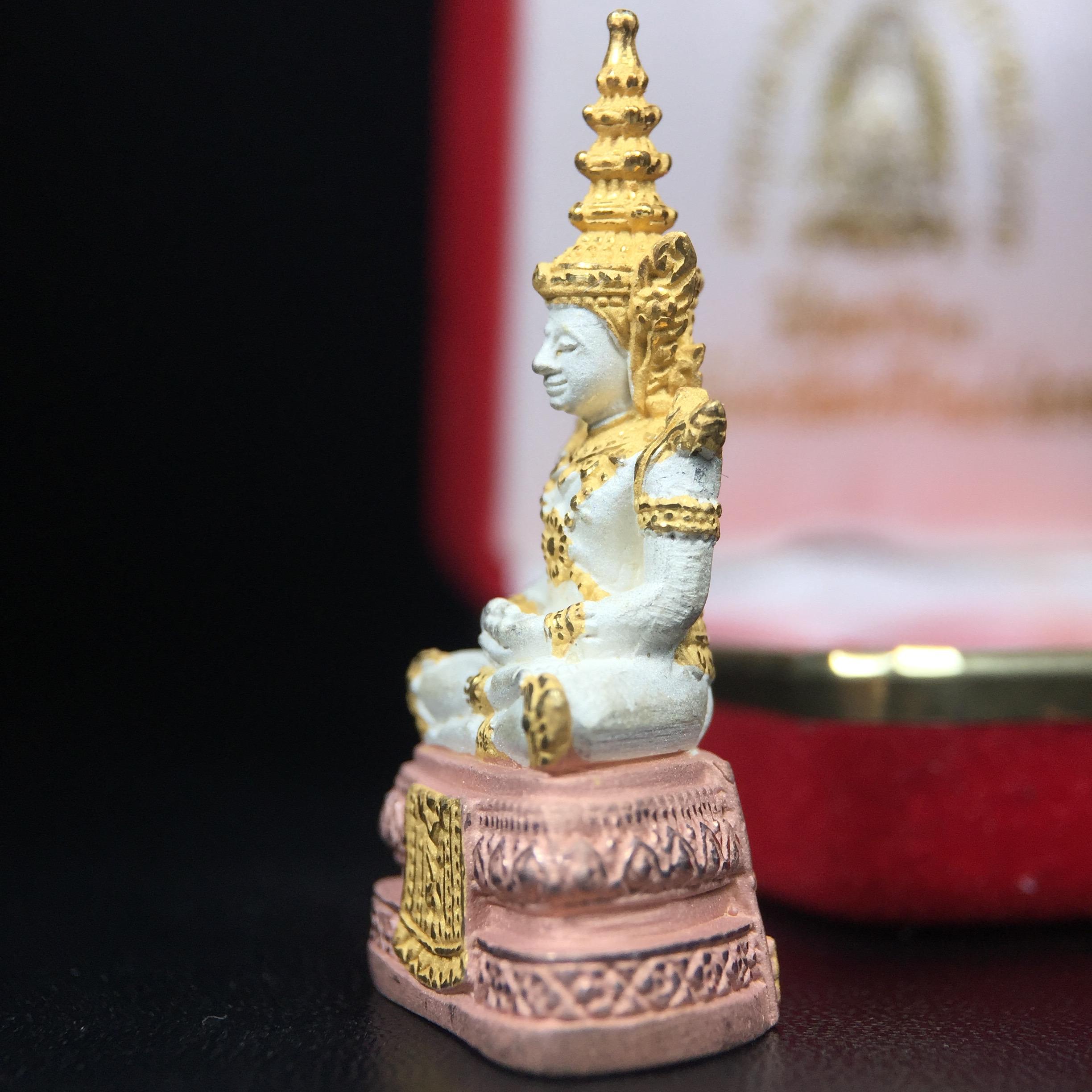 พระพุทธมหามณีรัตนปฏิมากร (พระแก้วมรกต) มหาจุฬาลงกรณราชวิทยาลัย(มจร.) วังน้อย พระนครศรีอยุธยา ปี 2543 พิธีมหาพุทธาภิเษก ณ วัดพระศรีรัตนศาสดาราม (วัดพระแก้ว) ในพระบรมมหาราชวัง เนื้อเงินสามกษัตริย์ (ตอกโค๊ตหมายเลข 181)