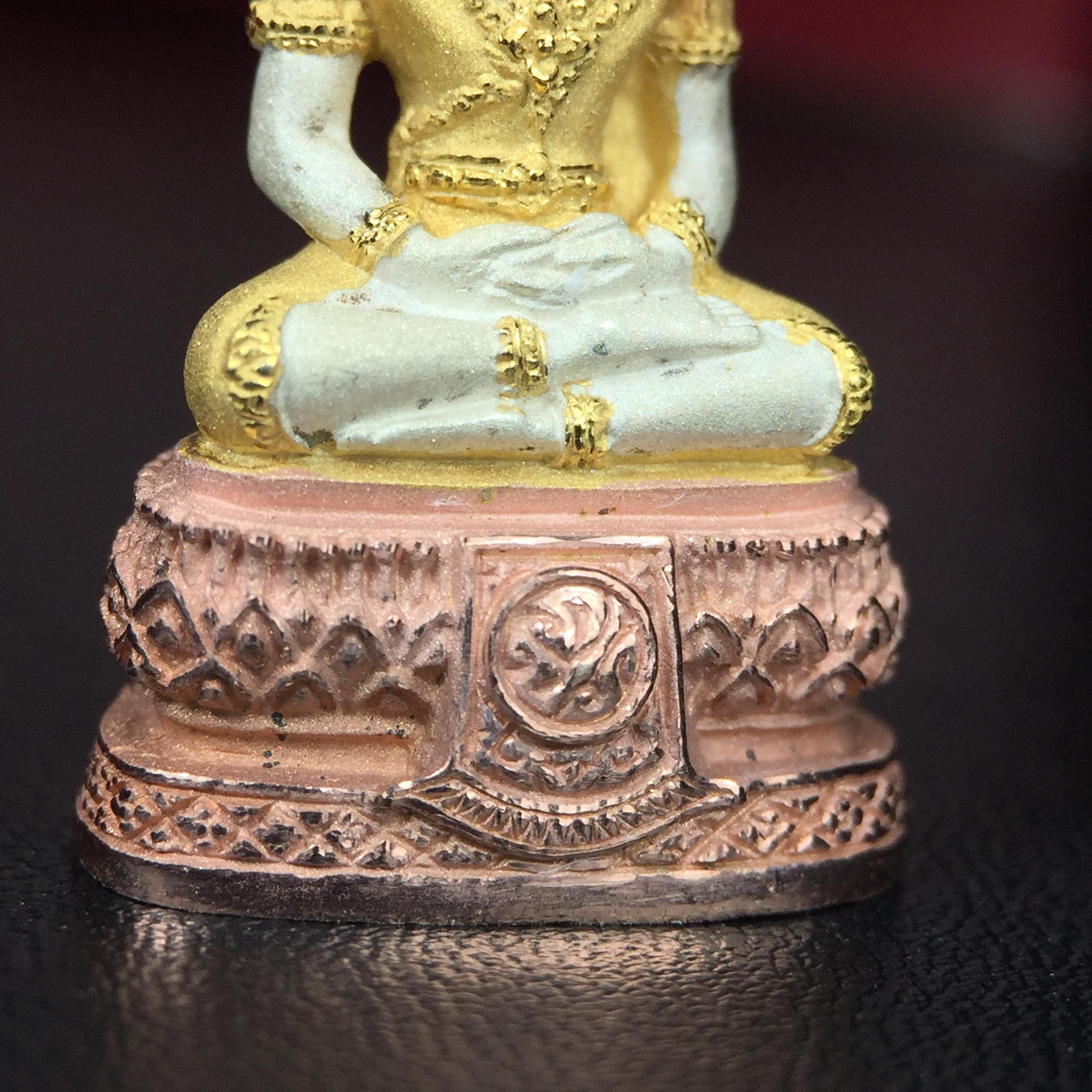 พระแก้วมรกต ภปร.(รุ่นแรก) ปี2545 รุ่นฉลองกรุงรัตนโกสินทร์ครบ 220 ปี พิมพ์ลอยองค์ใหญ่ เนื้อเงินบริสุทธิ์ 92.5% (สามกษัตริย์) ขนาด 19*35 มม. พร้อมกล่องบรรจุดิม สวยครบสมบูรณ์