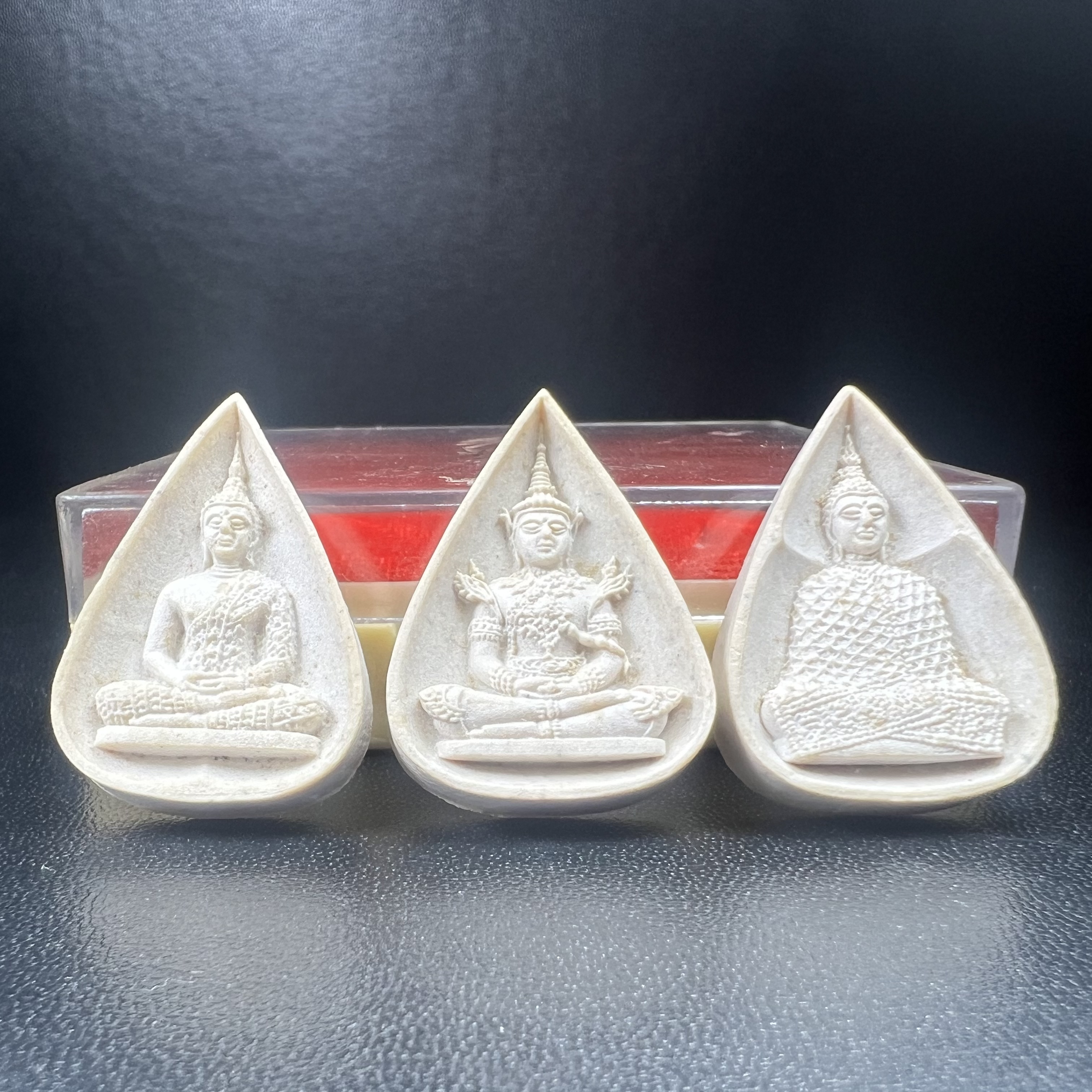 พระแก้วมรกต หลัง ภปร. เนื้อผง ปี2530 พระดี พิธีใหญ่ ประกอบพิธีพุทธาภิเษกพร้อมกับพิธีพระกริ่งปวเรศ ปี2530 วัดบวรนิเวศและวัดพระแก้ว(ครบชุดสามฤดูกล่องเดิมครบ)หายาก