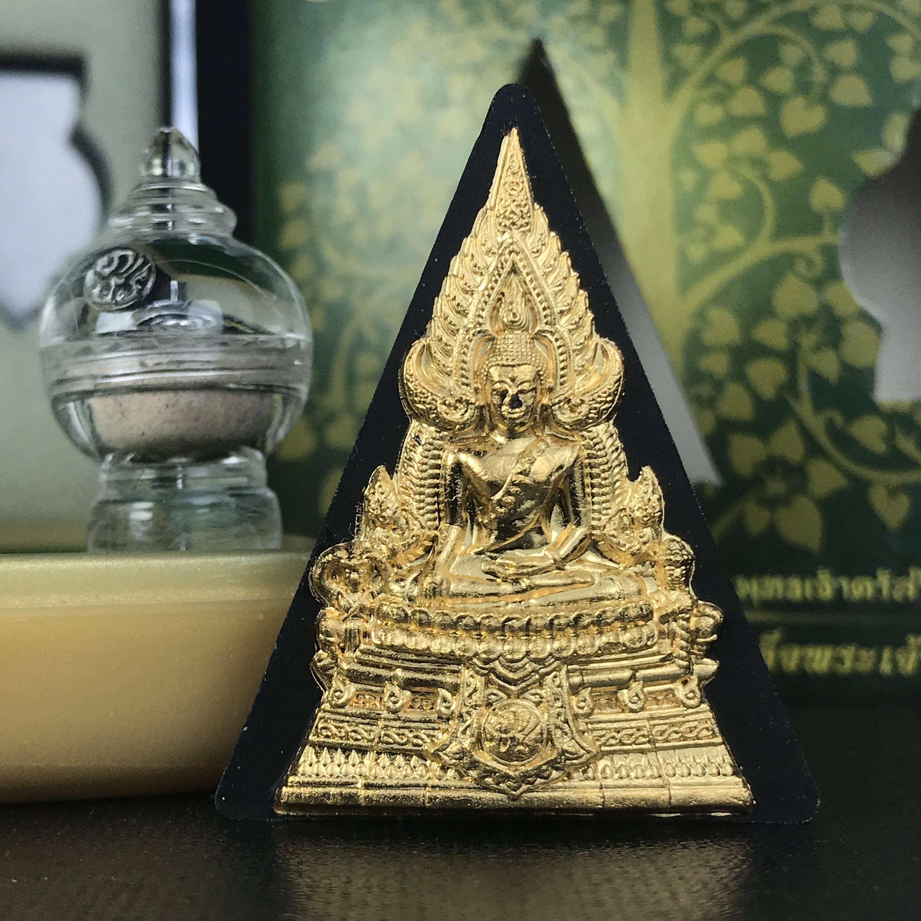 พระพุทธชินราช(จำลอง)ภปร. 84พรรษา เนื้อผงปิดทองด้านหน้า หลัง ภ.ป.ร. ยิงทอง(พระราชทานมวลสาร จิตรลดาและเส้นพระเจ้า ร.9(เส้นผม))