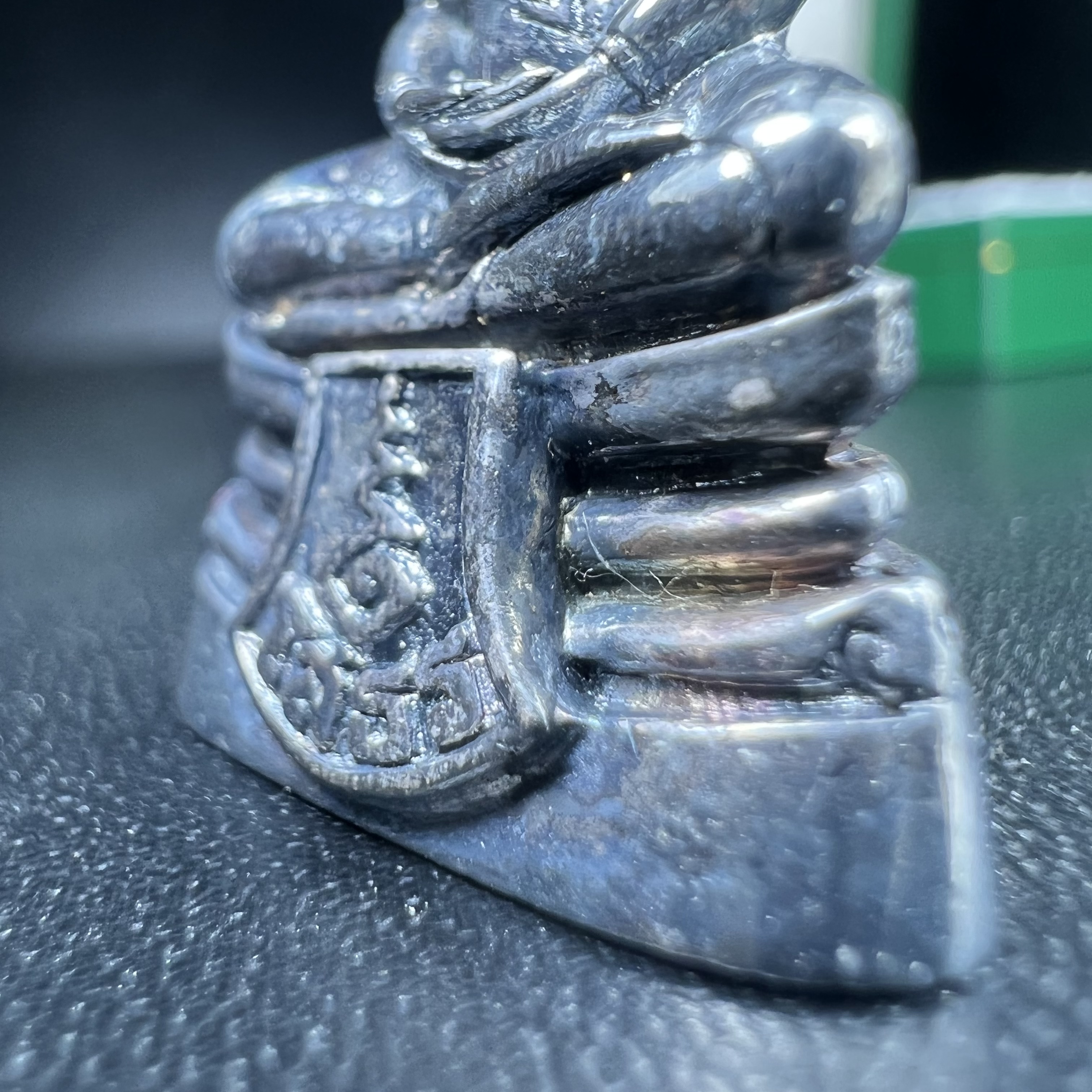 พระพุทธโสธร รุ่น กศก. 120 ปี เนื่องในโอกาสครบ 120 ปี กรมศุลกากร กระทรวงการคลัง จัดสร้าง ปี 2537 เนื้อเงินบริสุทธิ์ 99.9% ผิวขัดเงาลงดำ(งานบริษัท แพรนด้า จิวเวลรี่)สวยงดงาม ทรงคุณค่า