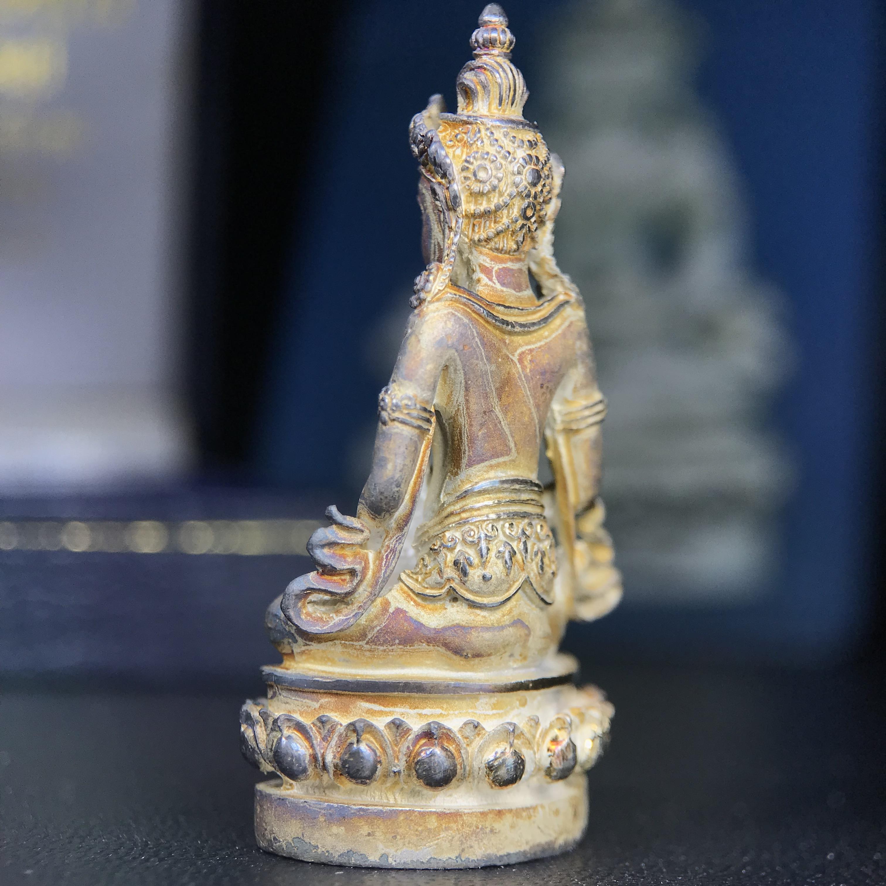 พระกริ่งอวโลกิเตศวร ( เจ้าแม่กวนอิม ) วัดโพธิ์แมนคุณาราม รุ่นอุดมโภคทรัพย์ พ.ศ.2539 เนื้อเงินพ่นทราย(ผิวเดิม ขึ้นสีรุ้งธรรมชาติ แบบนิยม เสน่ห์ของพระเนื้อเงิน) (พร้อมกล่องบรรจุการ์ดใบรับรองเดิมครบ)(อีกหนึ่งรุ่นยอดนิยม พุทธศิลป์สวยงดงาม)หายาก 1 ใน 5000 องค์