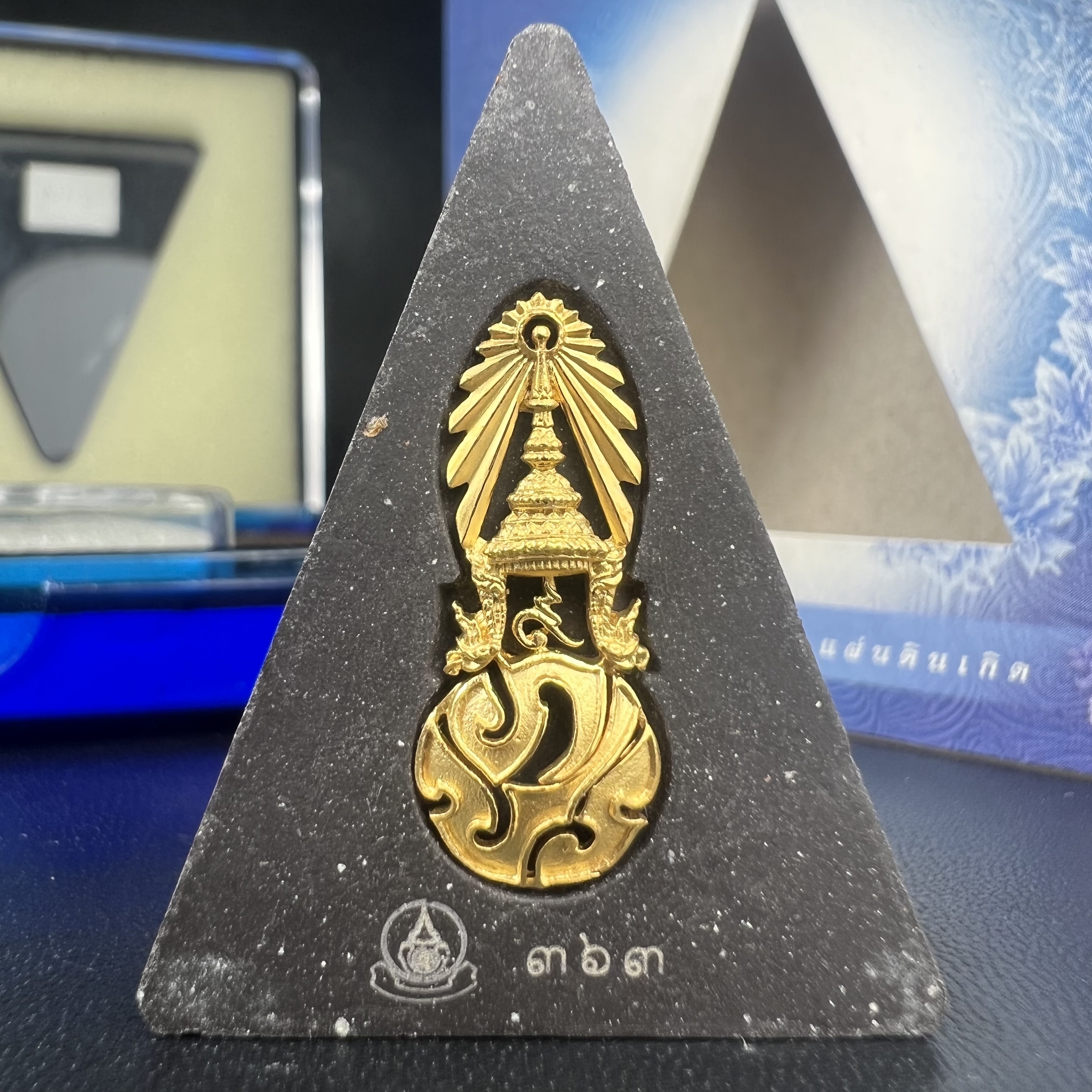 พระพุทธชินราช ภปร. โครงการ เพราะแผ่นดินนี้คือแผ่นดินเกิด ปี2551 เนื้อผง ด้านหน้าปิดทอง หลัง ภ.ป.ร. ทองคำ 80% (นน. 1.6 กรัม) (มวลสารพระราชทานเส้นพระเจ้า (เส้นผม) ของพระบาทสมเด็จพระเจ้าอยู่หัวรัชกาลที่9)(หายาก) 1 ใน 5000 องค์