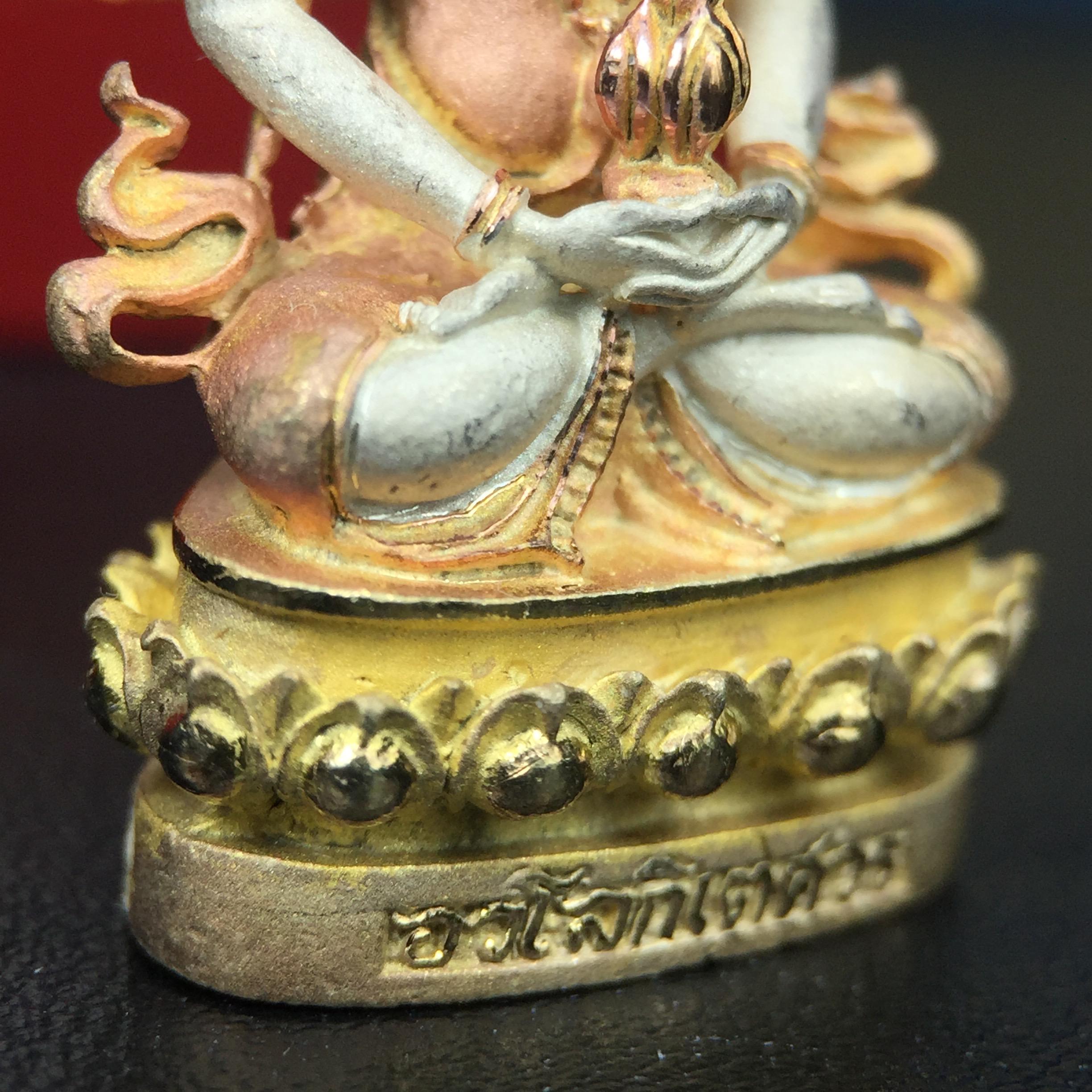 พระกริ่งอวโลกิเตศวร ( เจ้าแม่กวนอิม ) วัดโพธิ์แมนคุณาราม เนื้อเงิน 3 กษัตริย์ พ่นทราย รุ่นอุดมโภคทรัพย์ พ.ศ.2539(พร้อมกล่องบรรจุการ์ดใบรับรองเดิมครบ) (อีกหนึ่งรุ่นยอดนิยม พุทธศิลป์สวยงดงาม)