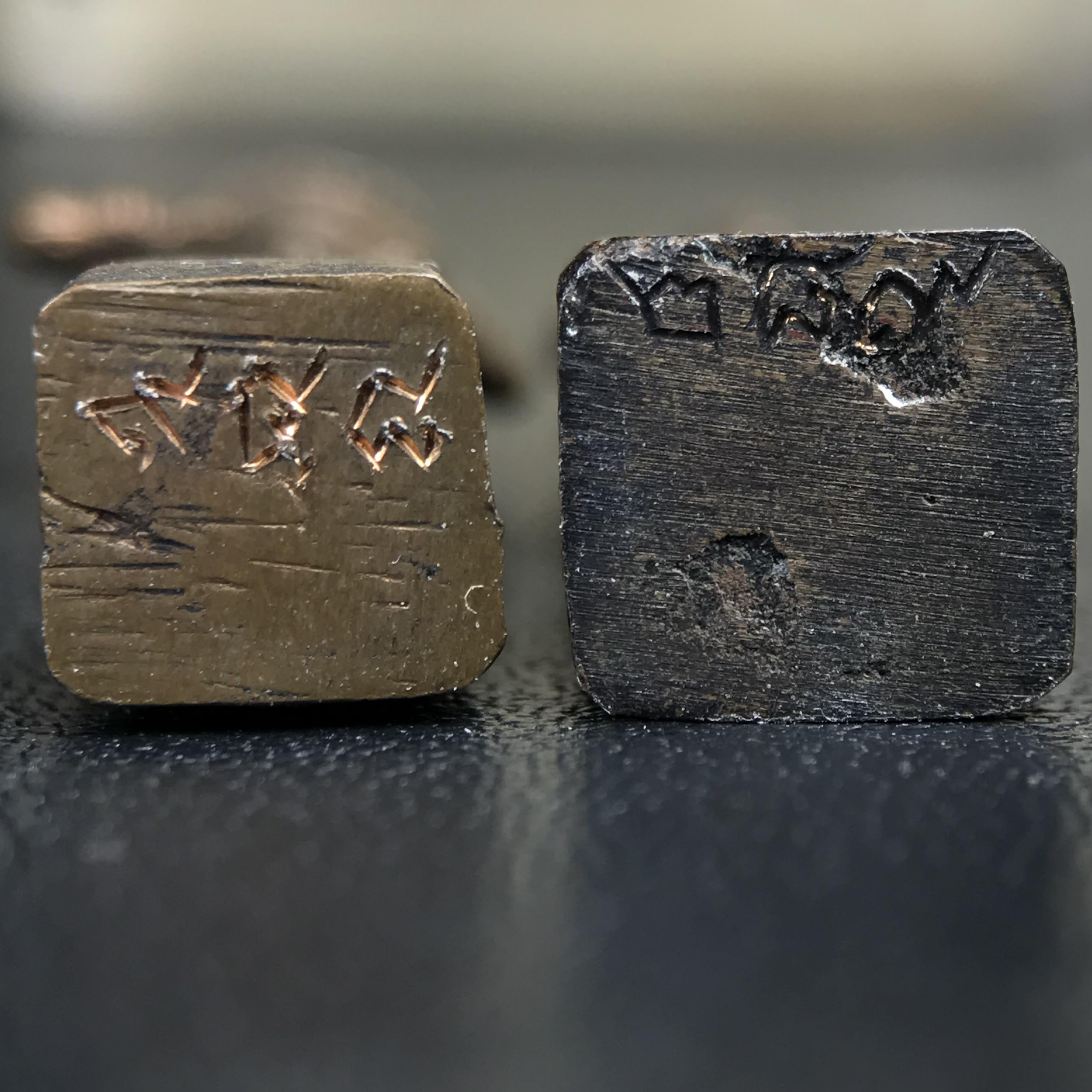 พระกริ่งสมเด็จพระนเรศวร-พระกริ่งสมเด็จพระเอกาทศรถ กองทัพภาคที่3จัดสร้าง ปี2517 เนื้อนวโลหะครบชุด 2องค์กล่องบรรจุเดิมครบสมบูรณ์(หายาก)(1ใน 300ชุด)(ในหลวง ร.9 เสด็จในพิธี)ปลุกเสกโดยพระคณาจารย์ชื่อดังในยุคนั้น7วัน7คืน(หลวงปู่โต๊ะ วัดประดู่ฉิมพลี ร่วมปลุกเสก)