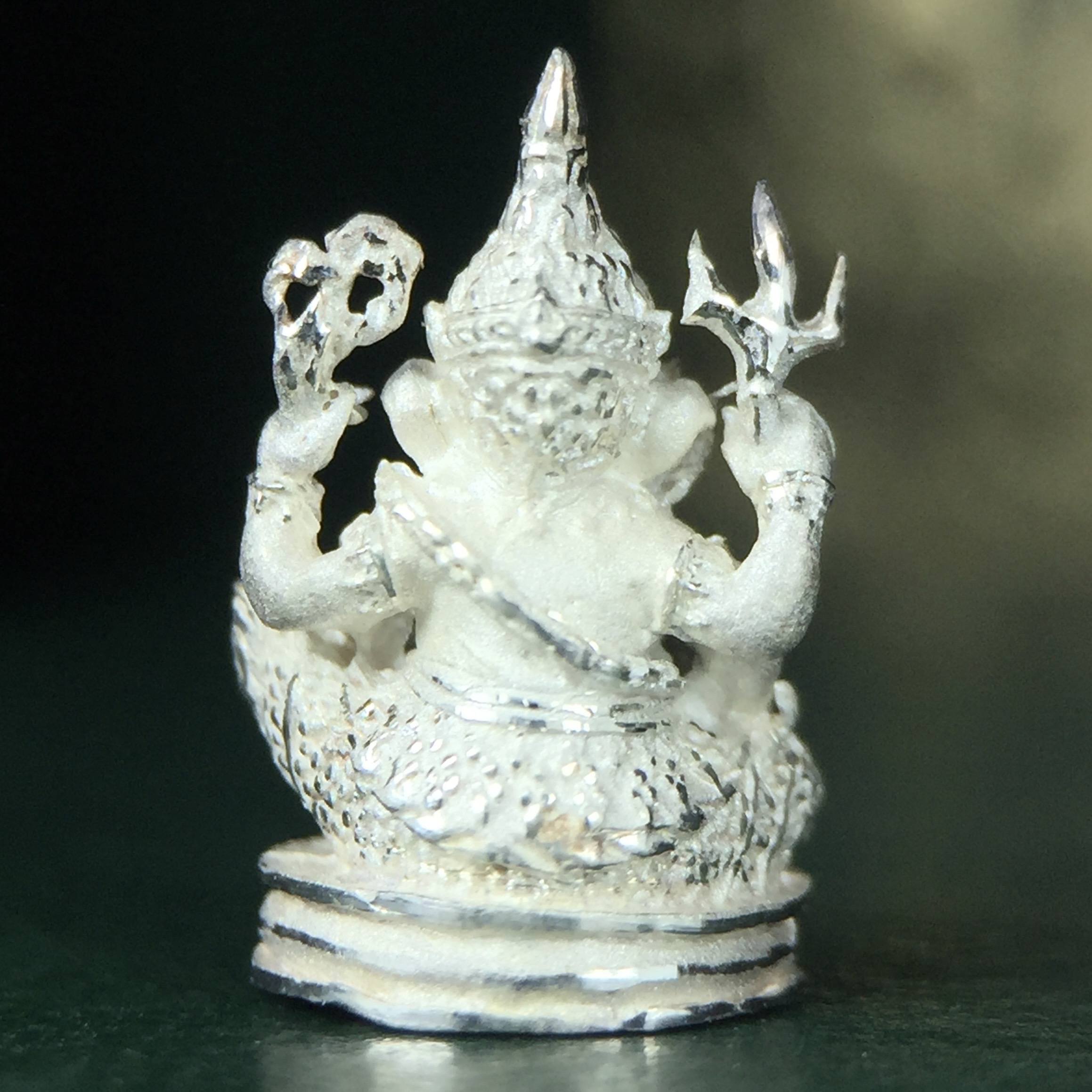 พระพิฆเนศ เทวสถานโบสถ์พราหมณ์ ปี 2539 รูปหล่อลอยองค์เนื้อเงิน 99.9% (พ่นทรายขัดเงาบางส่วน) พิมพ์เล็ก(ขนาดประมาณ 1.3 * 0.8 ซม.) พร้อมกล่องบรรจุเดิมครบ ผลิตโดย บ.แพรนด้า จิวเวลรี่(สภาพสวยเดิม พิธีใหญ่ พุทธศิลป์งดงาม)