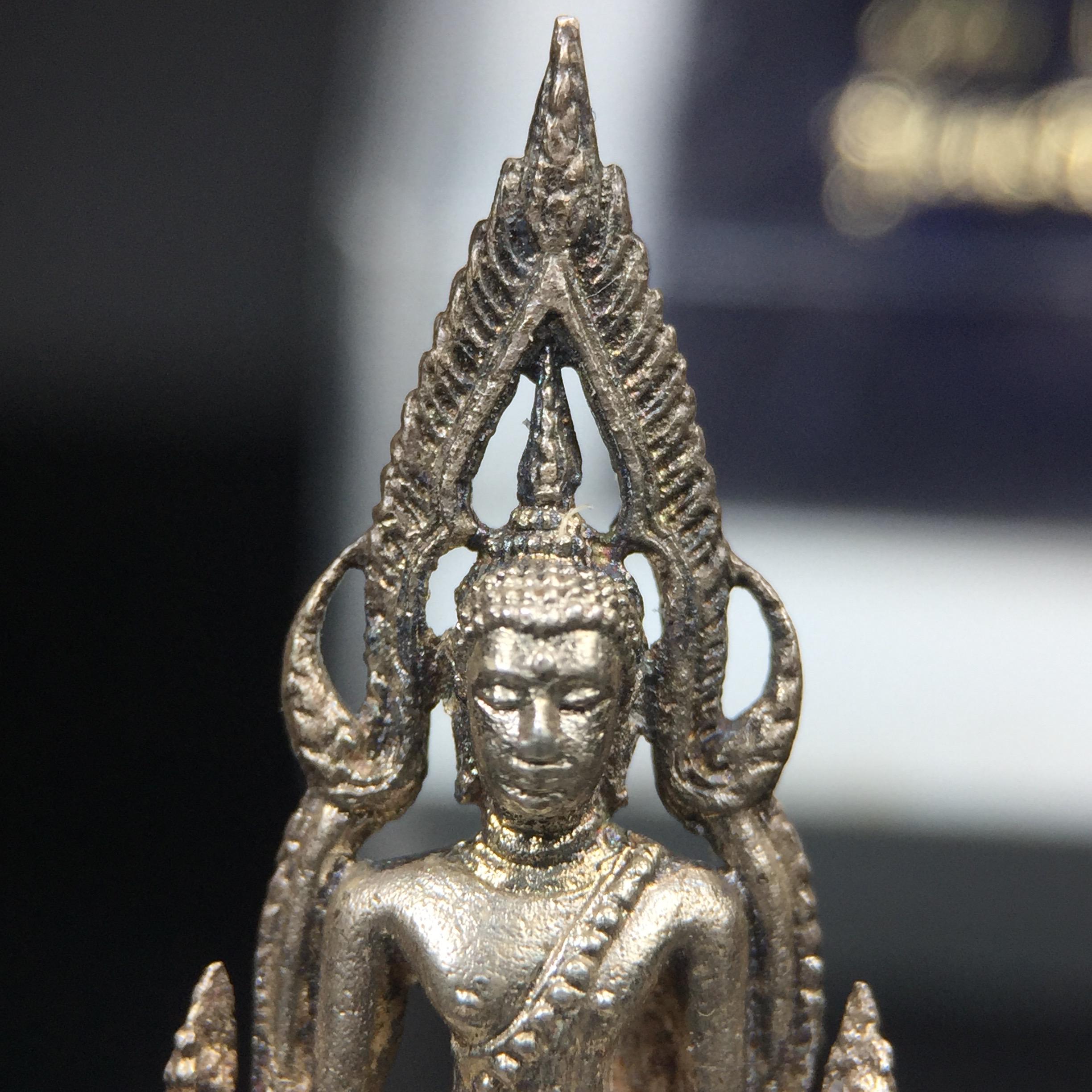 พระกริ่งพุทธชินราช รุ่นพระมาลาเบี่ยง ปี พ.ศ.2520 (รุ่นแรก รุ่นเดียว) วัดพระศรีรัตนมหาธาตุ พิษณุโลก ปี 2520 พิมพ์ใหญ่เนื้อเงิน(ผิวเดิมสวยติดรุ้งนิดๆผิวขึ้นน้ำทองสวยมีเสน่ห์ตามกาลเวลา)พิธีใหญ่ เกจิในยุคร่วมเสกมากมาย(องค์หมายเลขสวย เลขเบิ้น เลขคู่ ๕๕๓๓)