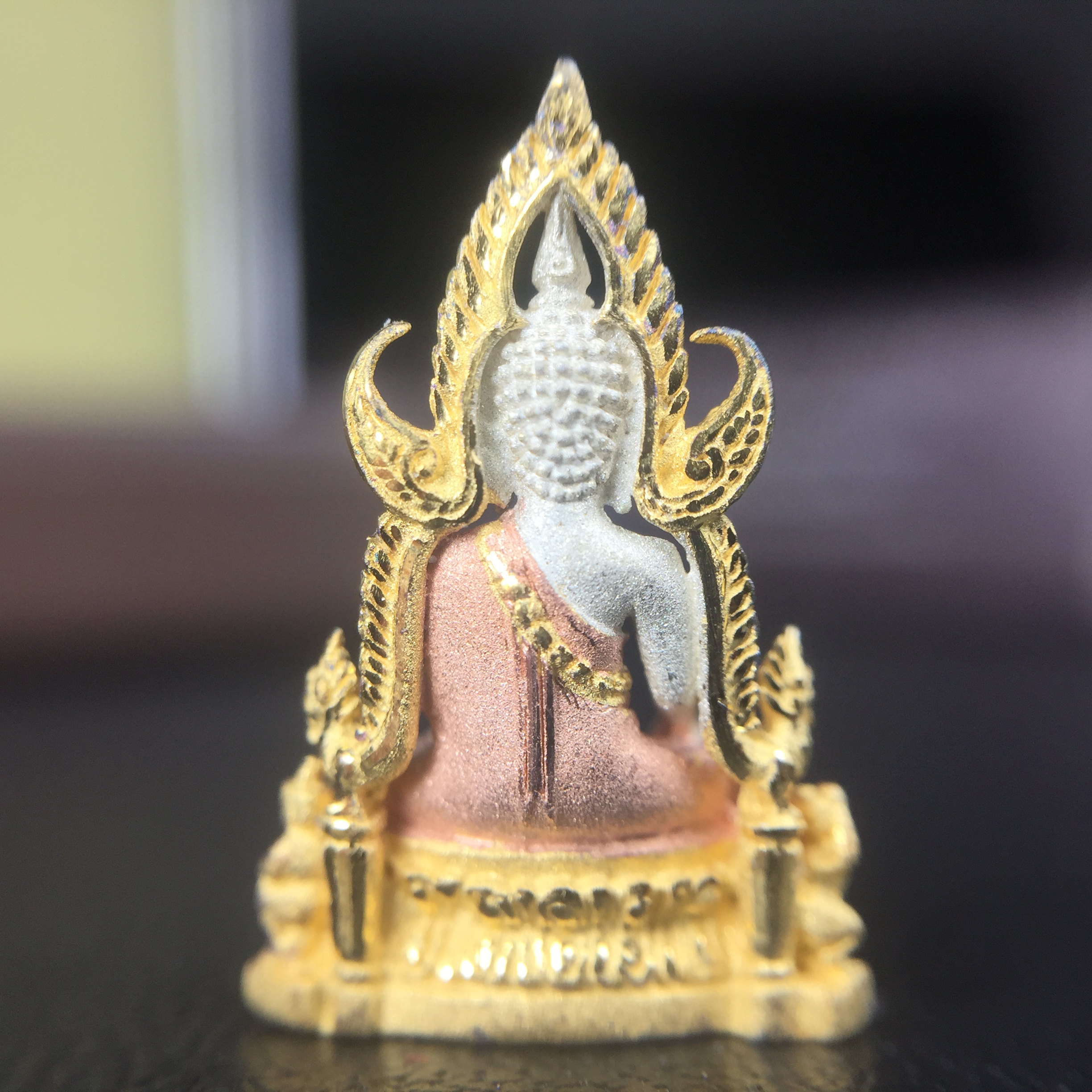 พระพุทธชินราช ภปร. โครงการ "เพราะแผ่นดินนี้ คือ แผ่นดินเกิด" ปี2548(รุ่นแรก) ลอยองค์ หน้าตัก 1/4 นิ้ว เนื้อเงินสามกษัตริย์(สภาพคัดสวย กล่องบรรจุเดิมครบ)