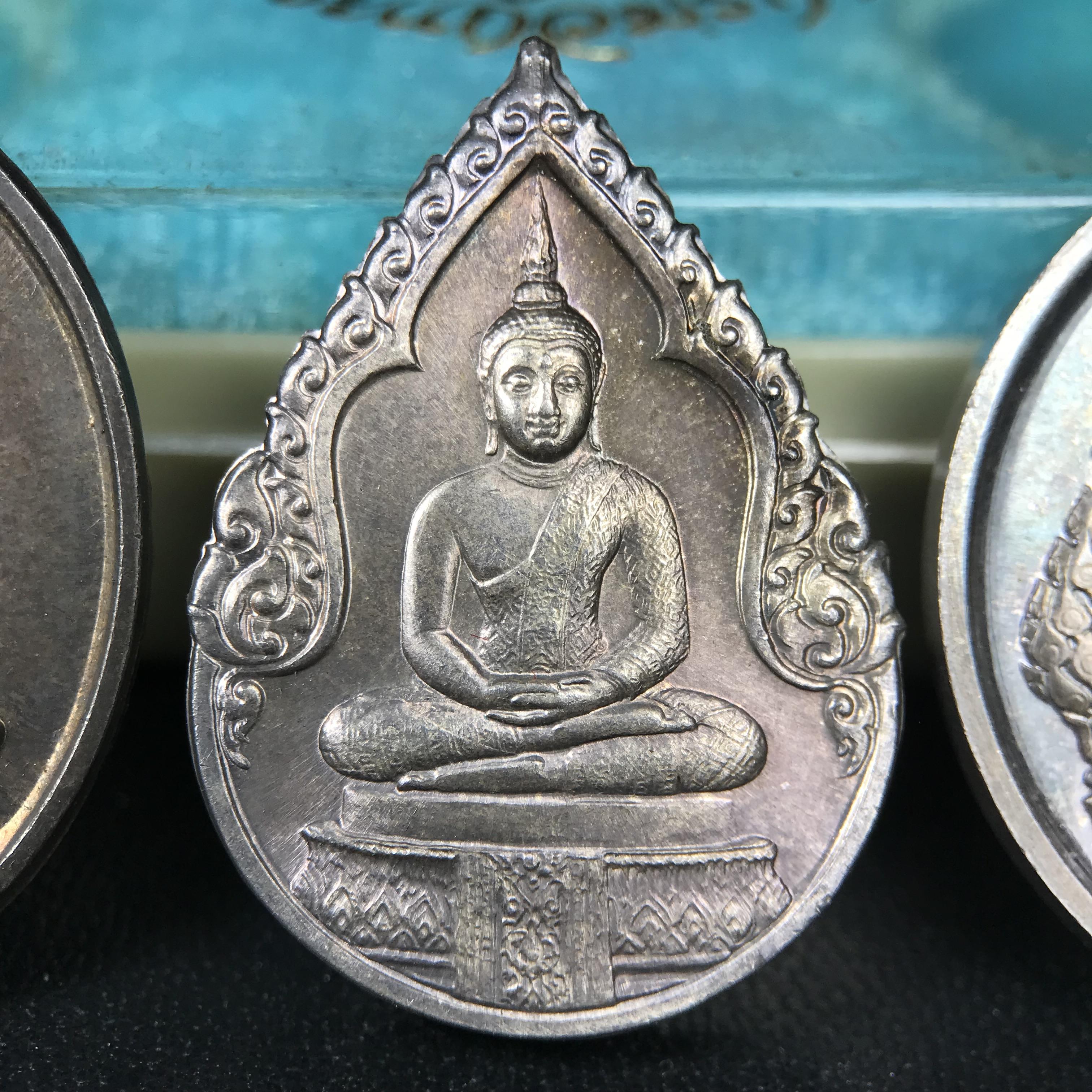 เหรียญพระแก้วมรกตหลัง ภปร. ฉลองกรุงรัตนโกสินทร์ครบ 200 ปี พ.ศ.2525 เนื้อเงิน(ผิวเดิมสวย)กล่องบรรจุเดิมครบ 3พิมพ์ ร้อน ฝน หนาว(บล็อกแรกไม่มีพระราชศรัธานิยม)(ในหลวงรัชกาลที่9 เสด็จในพิธี)พระคู่บ้านคู่เมือง...พระดี...พิธีใหญ่(บล็อกแรกครบชุด ผิวเดิม หายาก)