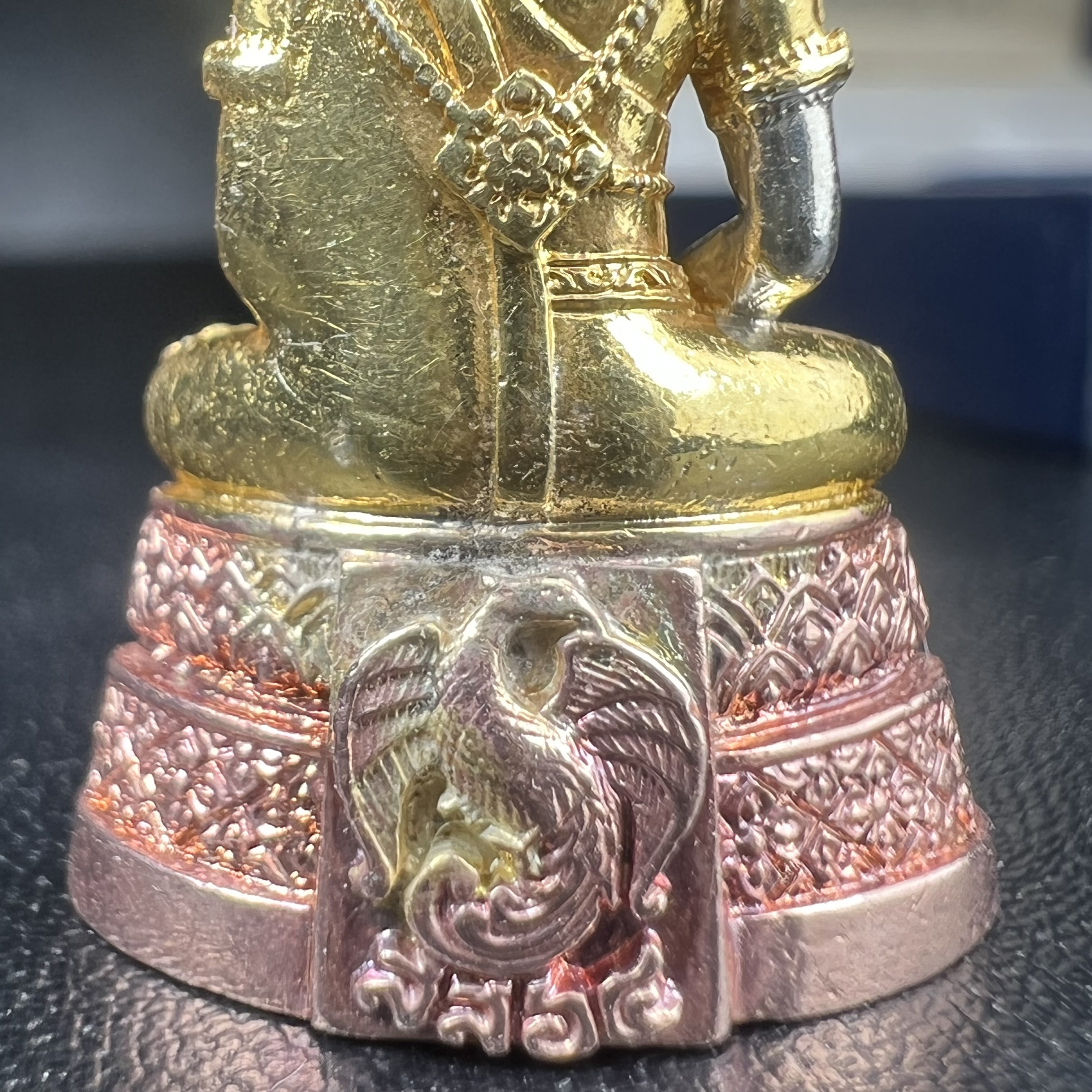 พระแก้วมรกต กรมสรรพสามิตจัดสร้างขึ้นเนื่องในโอกาสครบรอบ 64 ปีของกรมสรรพสามิต และเนื่องในวโรกาสที่พระบาทสมเด็จพระเจ้าอยู่หัวทรงครองราชย์ครบ 50 ปีในปีกาญจนาภิเษก เมื่อ พ.ศ.2539 เนื้อเงินรมดำขัดเงา(ชุบสามกษัตริย์ใหม่)พร้อมกล่องบรรจุเดิม