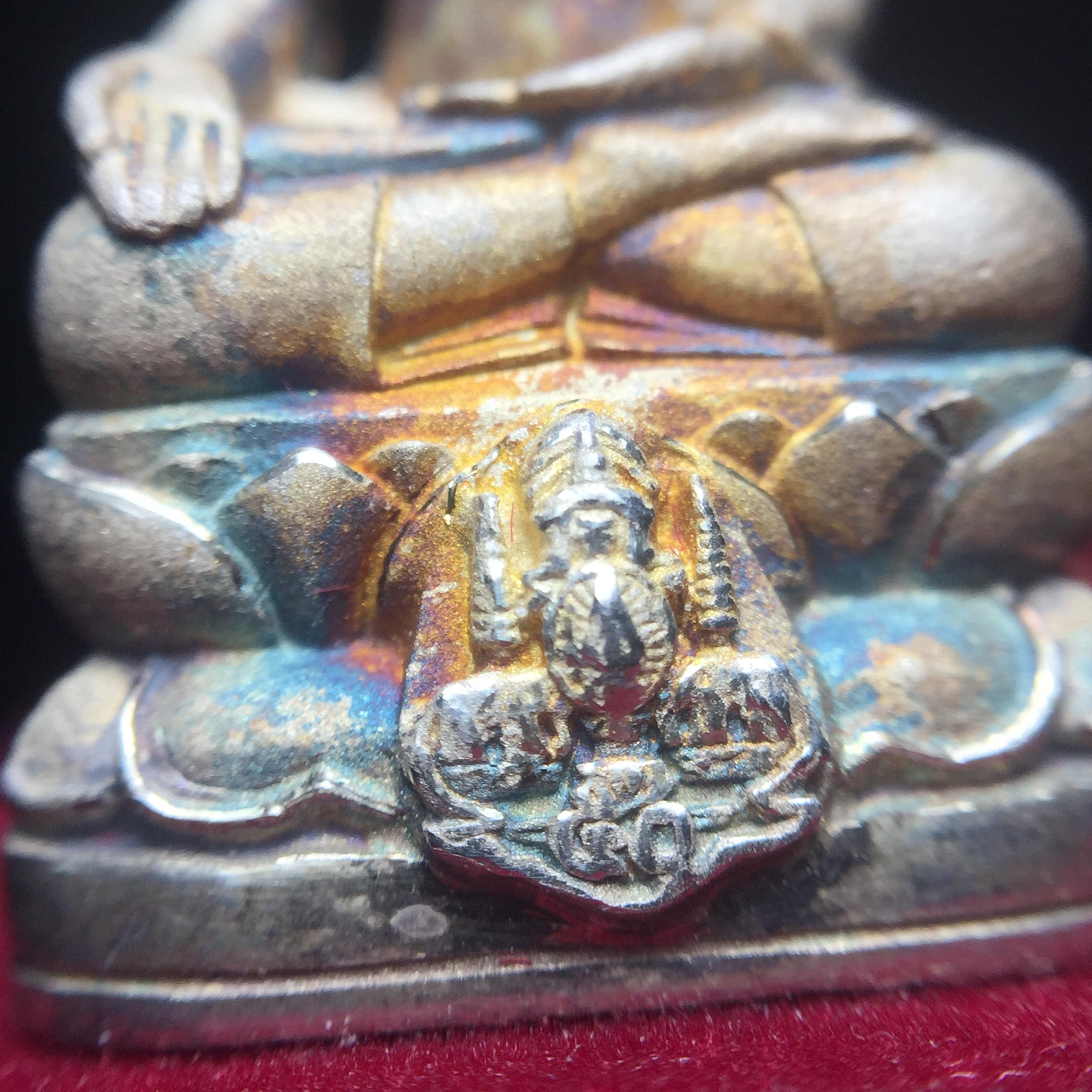 พระกริ่งไพรีพินาศ ตรากาญจนาภิเษก วัดบวรนิเวศวิหาร ที่ระลึกในหลวงรัชกาลที่9 ครองสิริราชสมบัติครบ 50 ปี เนื้อเงิน(สภาพผิวเดิม ขึ้นสีรุ้งธรรมชาติ สวยแบบนิยม)พร้อมกล่องบรรจุเดิม หมายเลข 5493