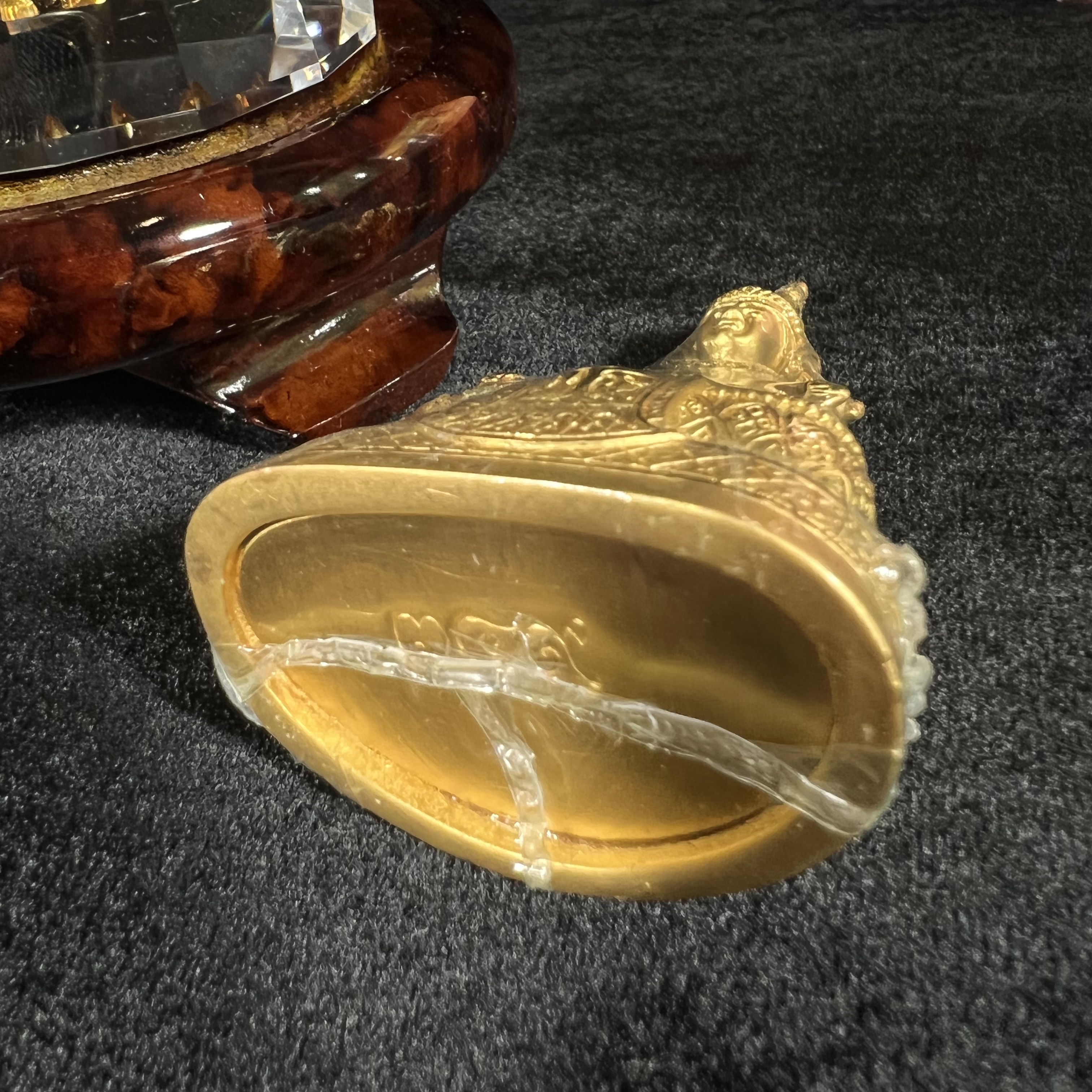 พระแก้วมรกต ภปร.(รุ่นแรก) ปี2545 รุ่นฉลองกรุงรัตนโกสินทร์ครบ 220 ปี หล่อลอยองค์ เนื้อทองคำบริสุทธิ์99.99% ขนาดบูชา 50*90 มม. พร้อมฐานวางครอบแก้วเดิมกล่องบรรจุเดิมครบสมบูรณ์(สวยงามและหายากมาก)(1ใน1000องค์)