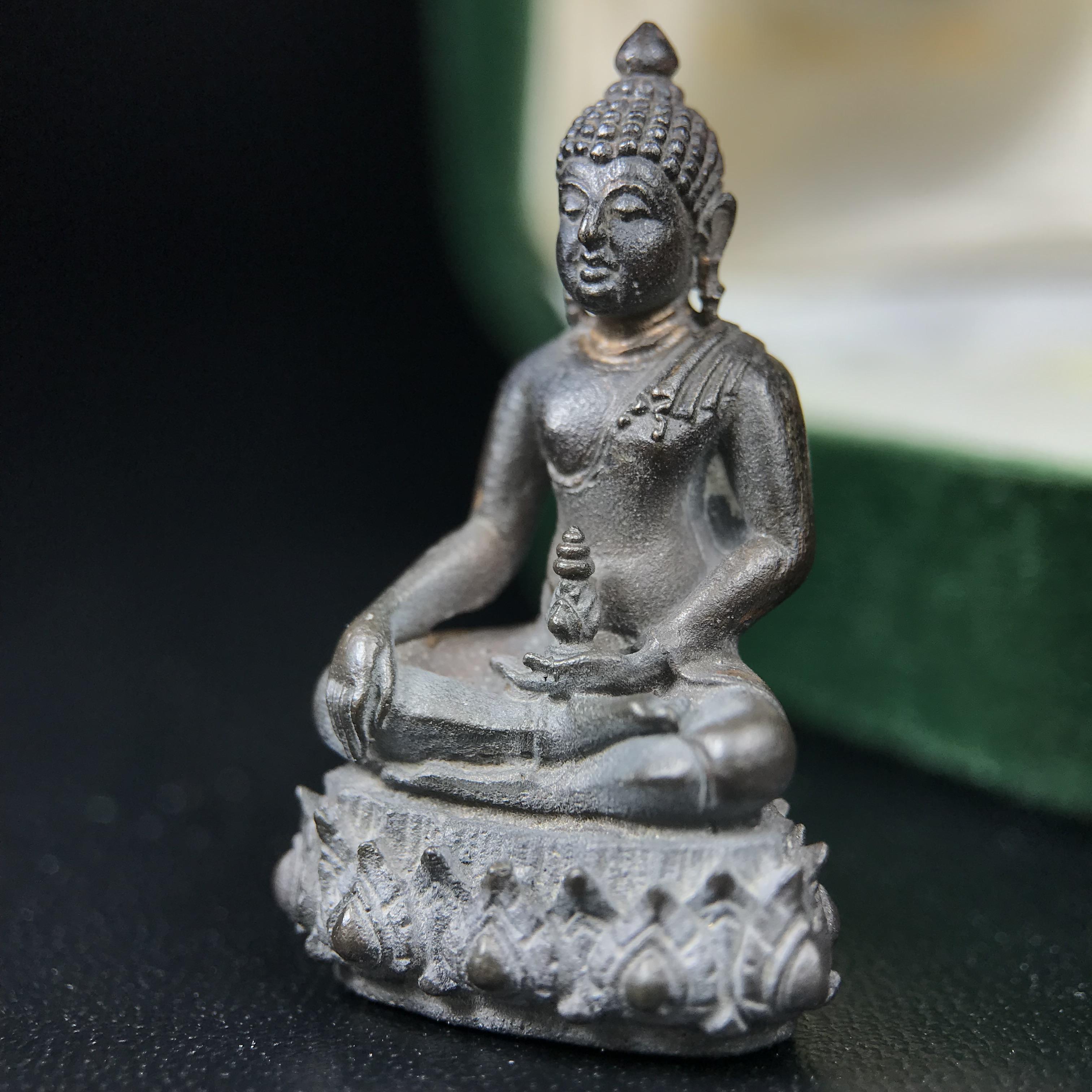 พระกริ่งวาสนา(รุ่นแรก) 80 พรรษา สมเด็จพระสังฆราช (วาสน์) วัดราชบพิธฯ ปี2521 เนื้อนวโลหะ(ตอกโค๊ตพระปิดตา) โดยมีหลวงปู่โต๊ะ วัดประดู่ฉิมพลีร่วมปลุกเสก พร้อมกล่องบรรจุเดิม(รุ่นแรก คอตั้งตรงได้สัดส่วน หายาก)