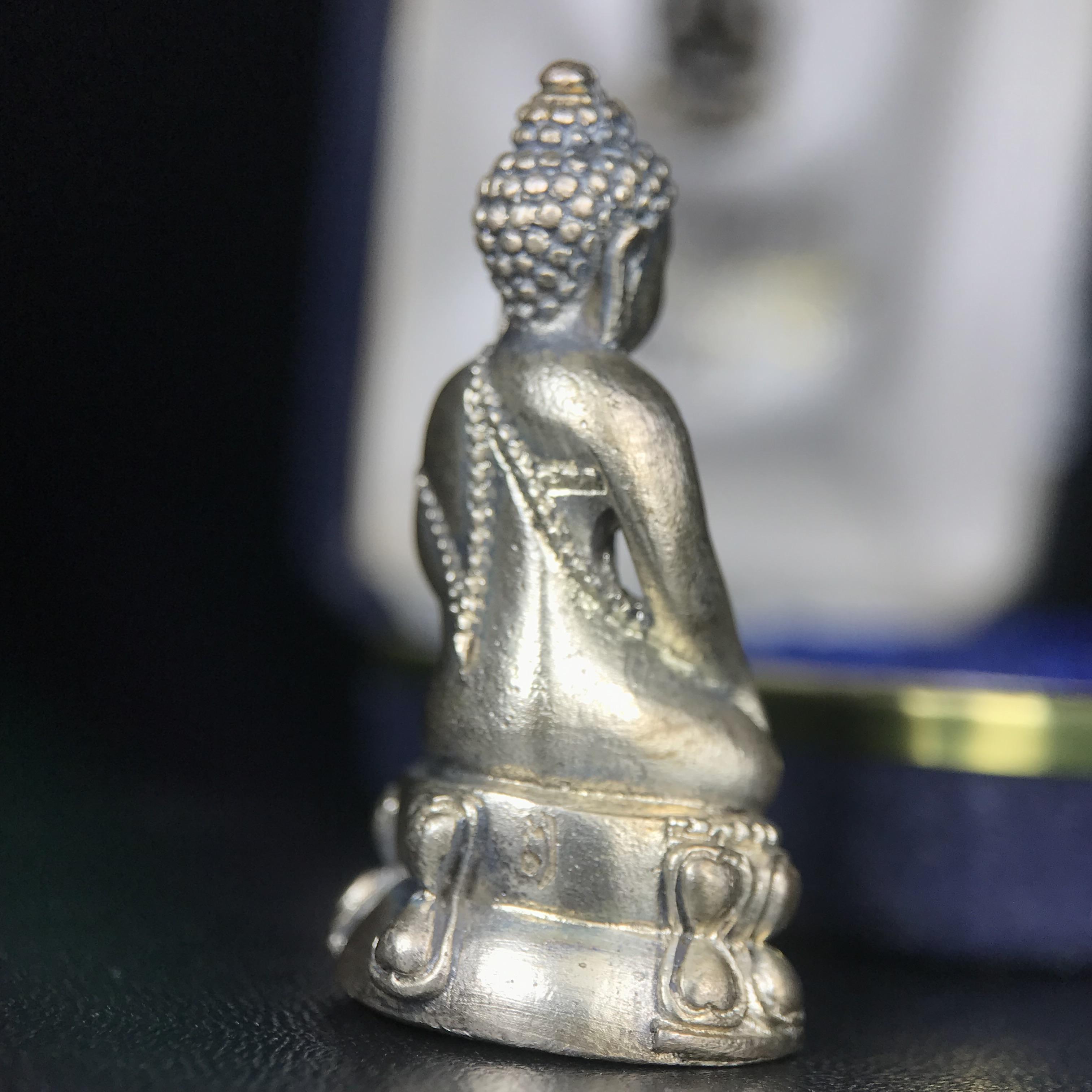 พระกริ่งนวปทุม ภปร. วัดปทุมวนาราม ปี 2535 เนื้อเงิน(ผิวเดิม ผิวน้ำทองทั่วองค์ สวย งดงาม) ขนาดสูง 3.7 ซม. พร้อมกล่องพิเศษบรรจุเดิมครบสมบูรณ์ (ในหลวงรัชกาลที่9เสด็จเททอง)(1ใน3000องค์)นิยมหายาก