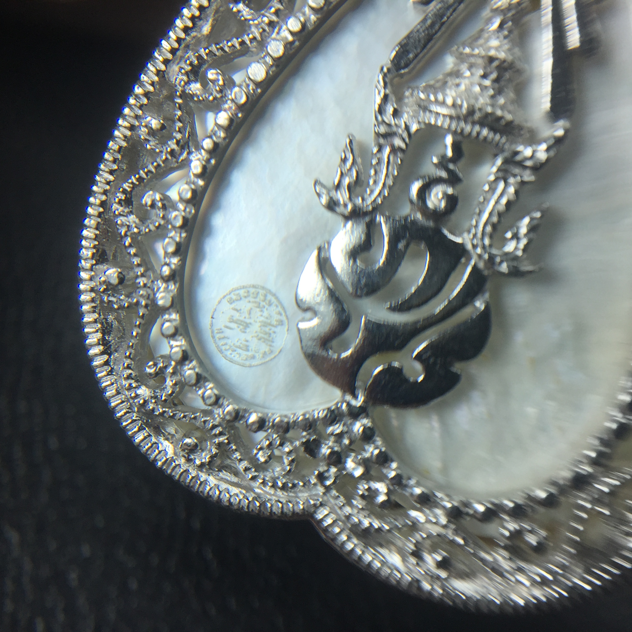 พระพุทธชินราช ภปร. โครงการ "เพราะแผ่นดินนี้ คือ แผ่นดินเกิด" ปี2548(รุ่นแรก) เหรียญทรงใบโพธิ์ ขนาด 21 x 29 มม. เนื้อเงินสามกษัตริย์ องค์พระชุบสามกษัตริย์ ล้อมด้วยกรอบเงินชุบทองคำขาวสลักเสลาเป็นลวดลายละเอียดอ่อน ส่วนพื้นองค์พระเป็นเปลือกหอยมุข