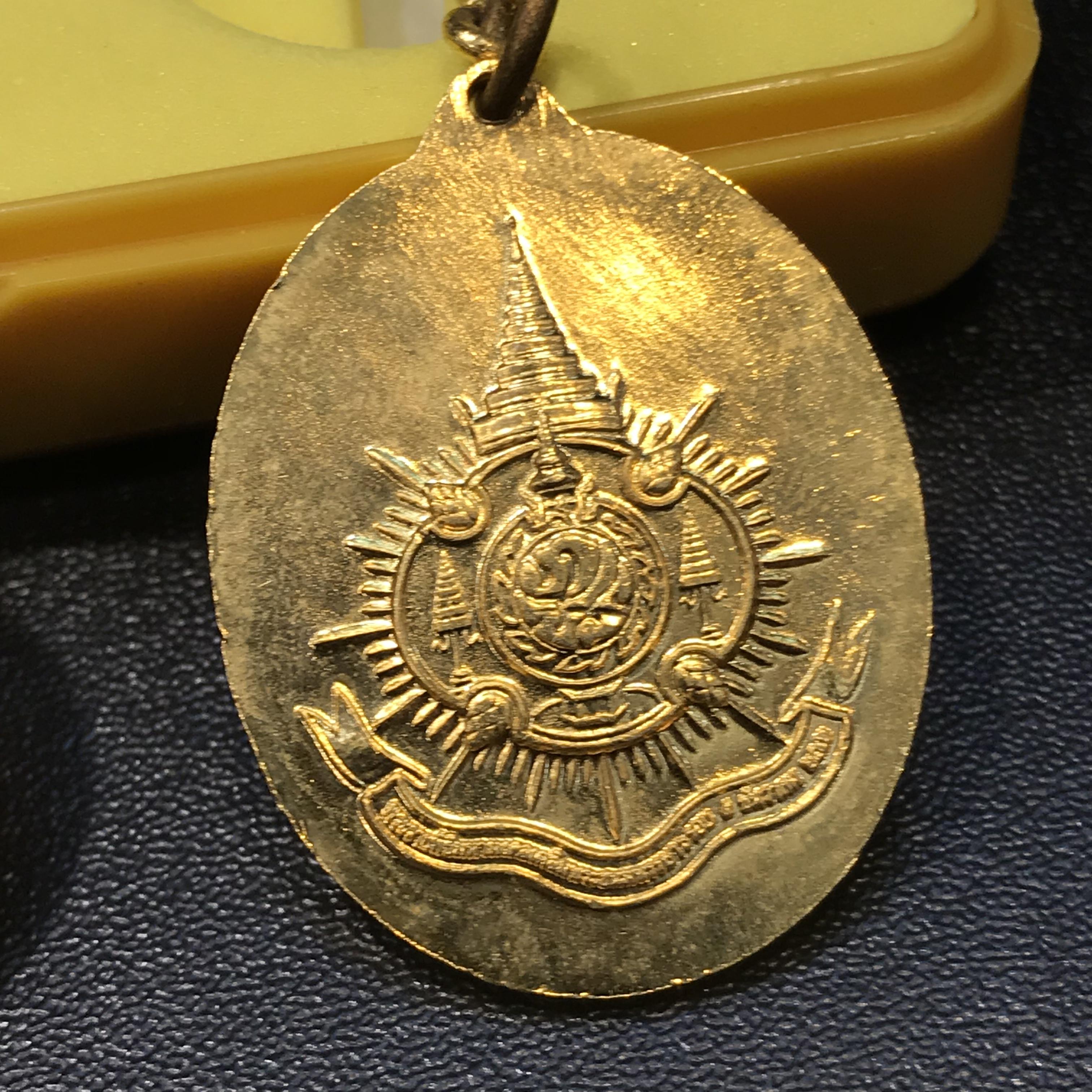 เหรียญในหลวงทรงกล้อง สำนักนายกรัฐมนตรีจัดสร้าง ครบชุด 3 เหรียญ พร้อมเข็มที่ระลึก พ.ศ.2542 กล่องเดิม