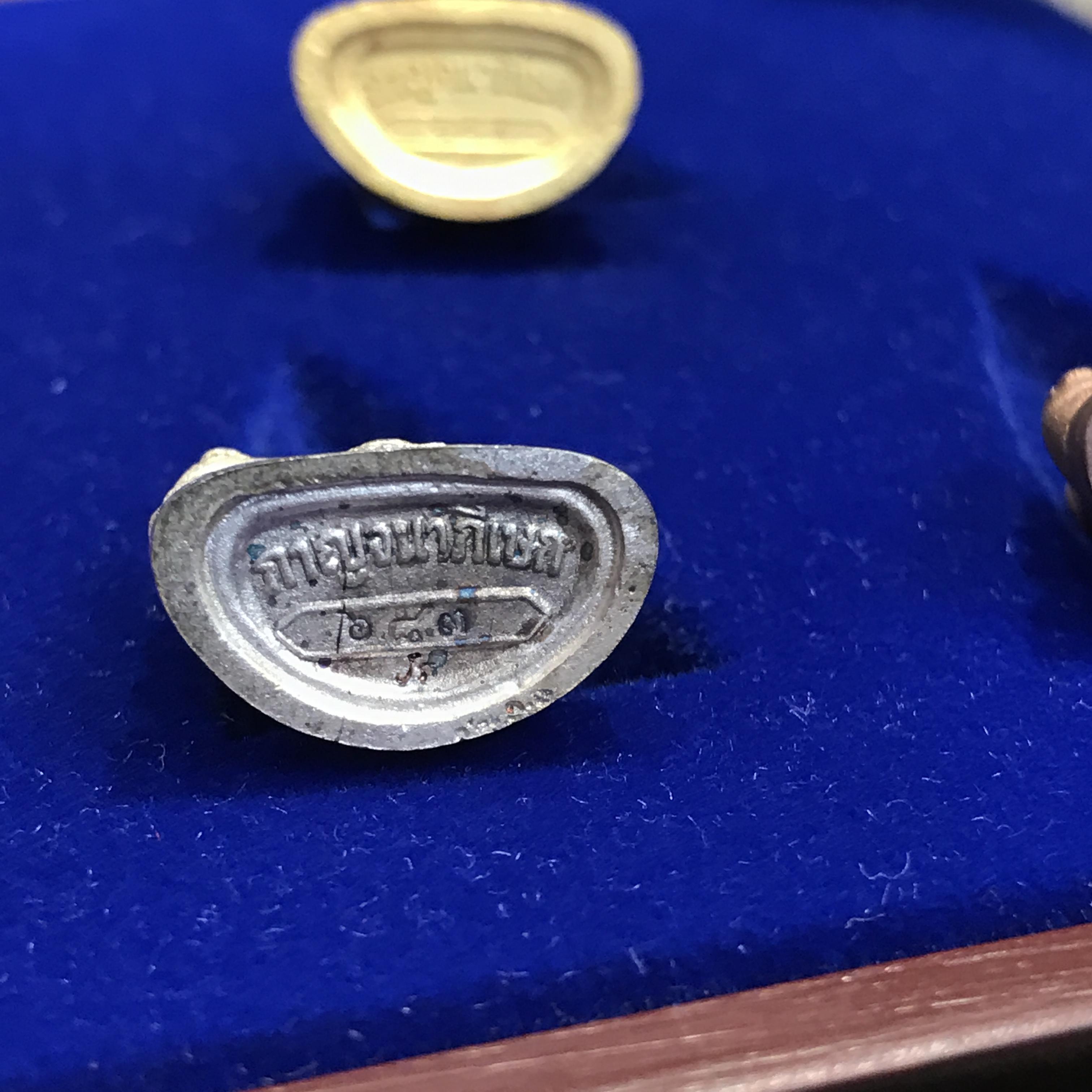 พระกริ่งไพรีพินาศ ญสส. รุ่นกาญจนาภิเษก ชุดทองคำ ปี2539 วัดบวรนิเวศ สภาพสวยพร้อมกล่องเดิม