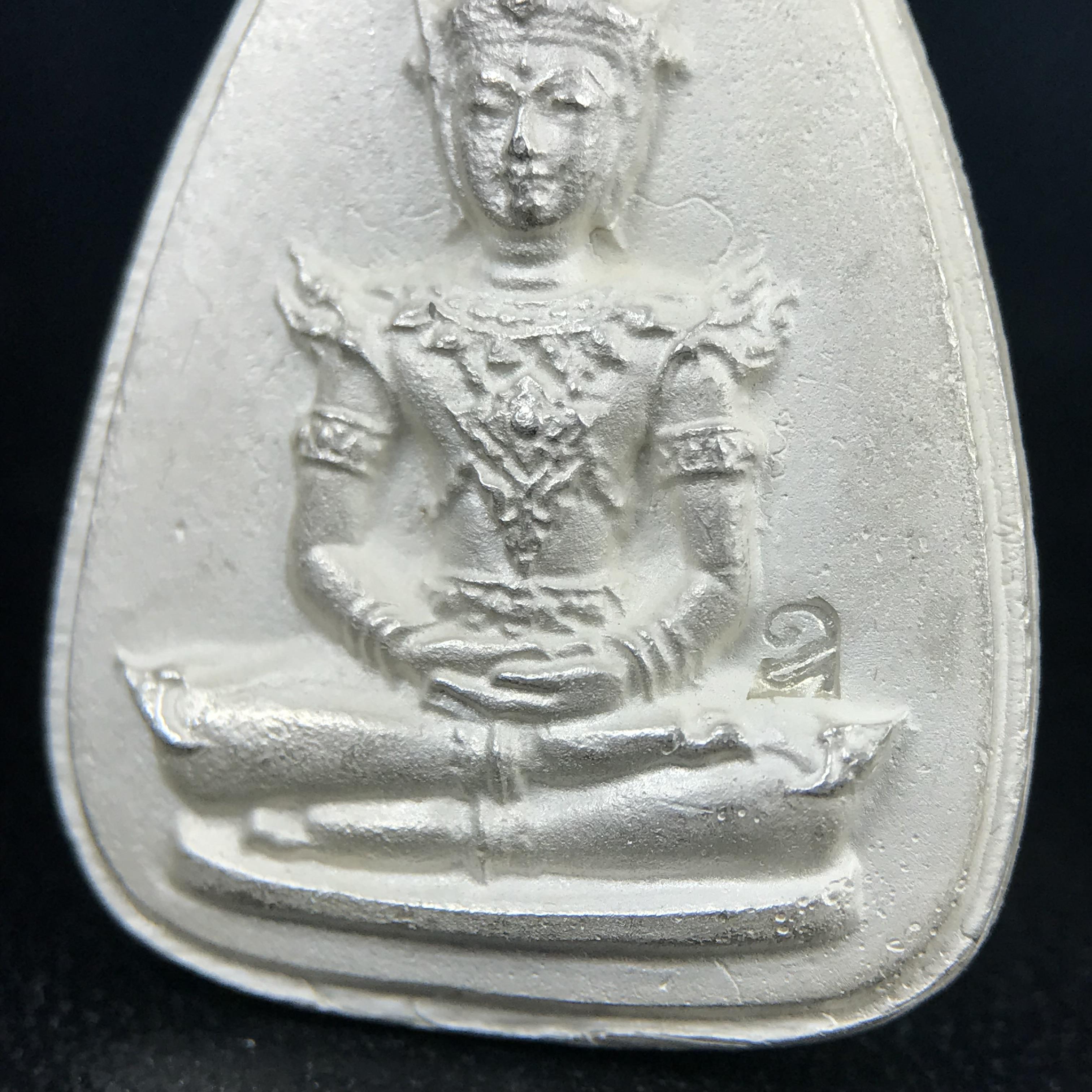 พระแก้วมรกต ญสส. สมเด็จพระญาณสังวร สมเด็จพระสังฆราช วัดบวรนิเวศวิหาร รุ่นมรดกไทย มรดกโลก พ.ศ.2536 จัดสร้างโดยมูลนิธิปริยัติศึกษา ในพระสังฆราชูปถัมภ์ เนื้อเงิน พิมพ์ใหญ่ขนาดสูง 3 ซ.ม. พร้อมกล่องบรรจุเดิมครบ