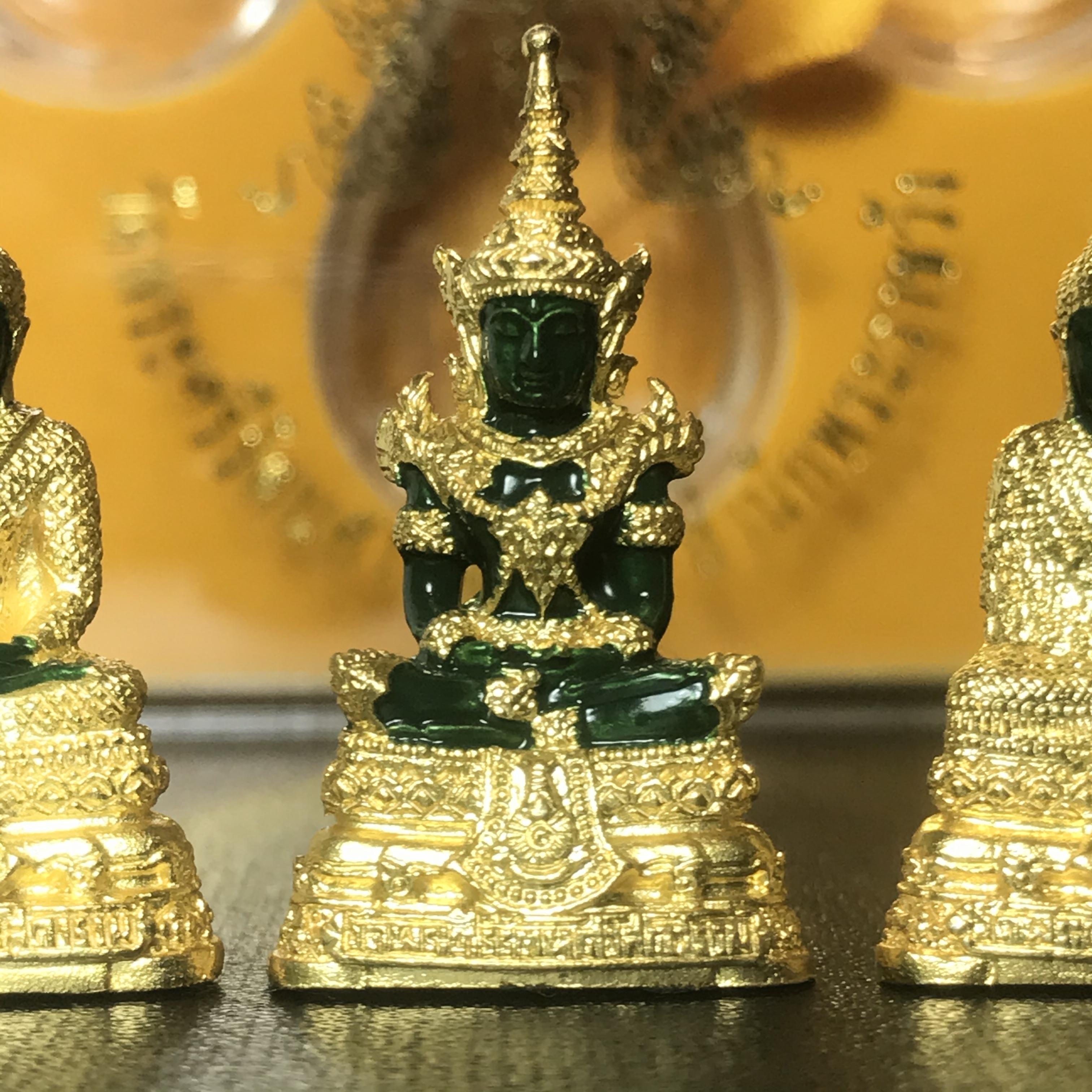 พระพุทธมหามณีรัตนปฏิมากร(พระแก้วมรกต) วัดพระศรีรัตนศาสดาราม สำนักพระราชวัง จัดสร้าง ชุด3 ฤดู ร้อน ฝน หนาว(บรรจุมวลสารใต้ฐาน)