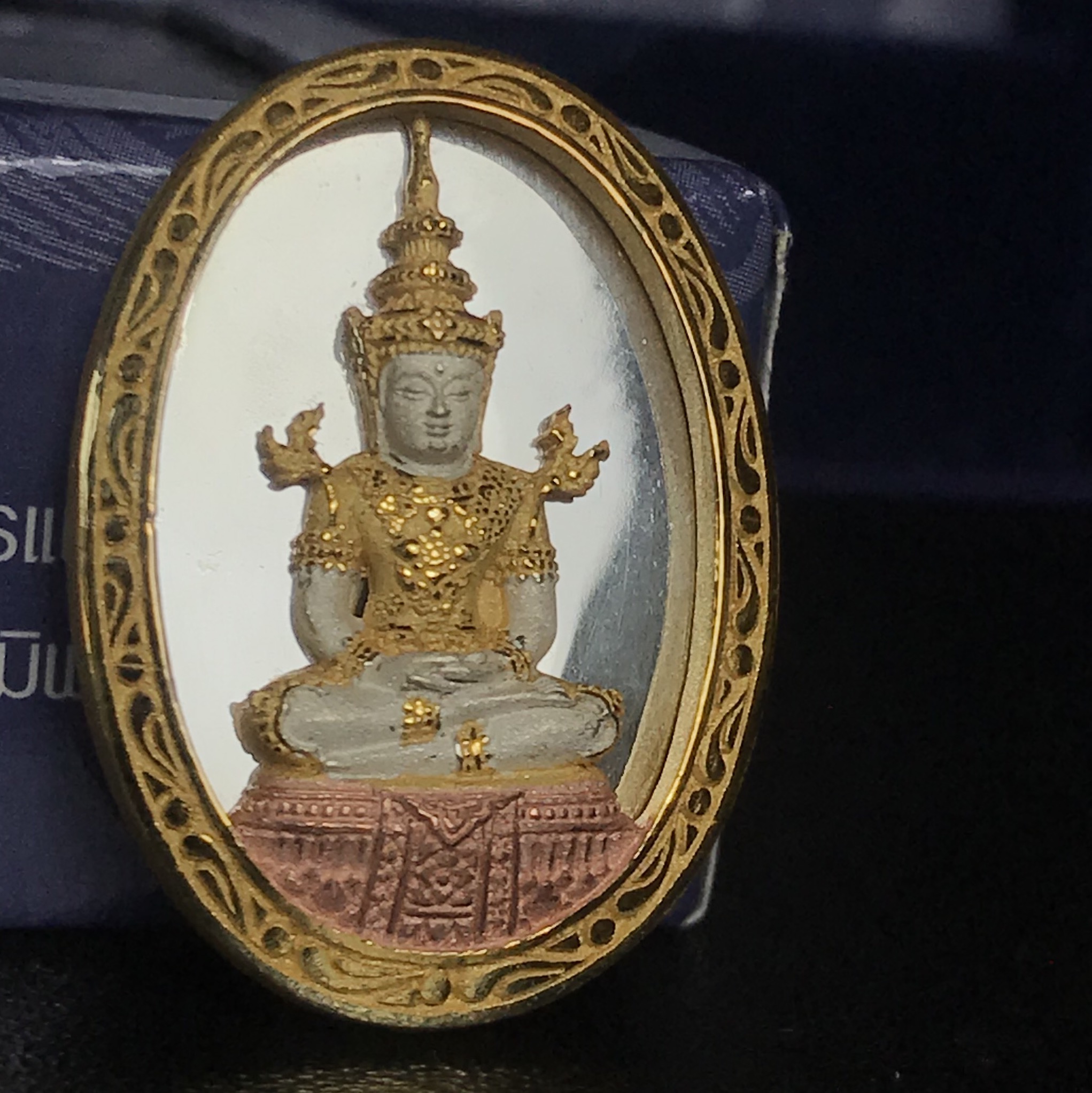 พระแก้วมรกต ภปร. ปี2547 จัดสร้างโดย รพ.ภูมิพลฯ เนื้อเงิน(3 กษัตริย์)เหรียญทรงกลมรี(1ใน3000องค์)