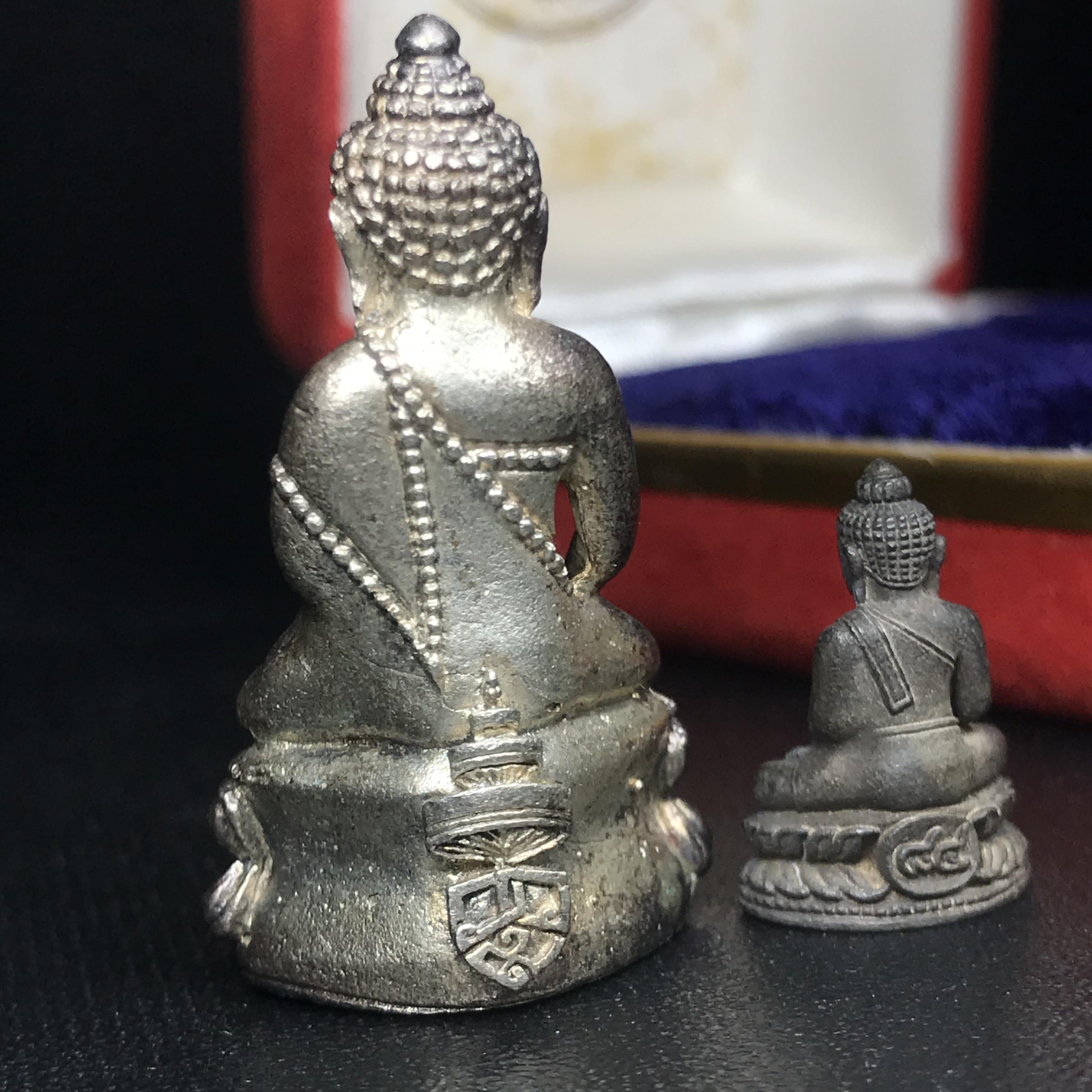 พระกริ่งฉลองพระชนมายุครบ 7 รอบ 84 พรรษา สมเด็จพระสังฆราช(วาสน์) วัดราชบพิธ พ.ศ.2525 เนื้อเงิน สภาพสวยมาก ในกล่องชุดพิเศษกรรมการ พร้อมพระชัยวัฒน์ เนื้อนวโลหะ ครบชุดสมบูรณ์(หายาก)