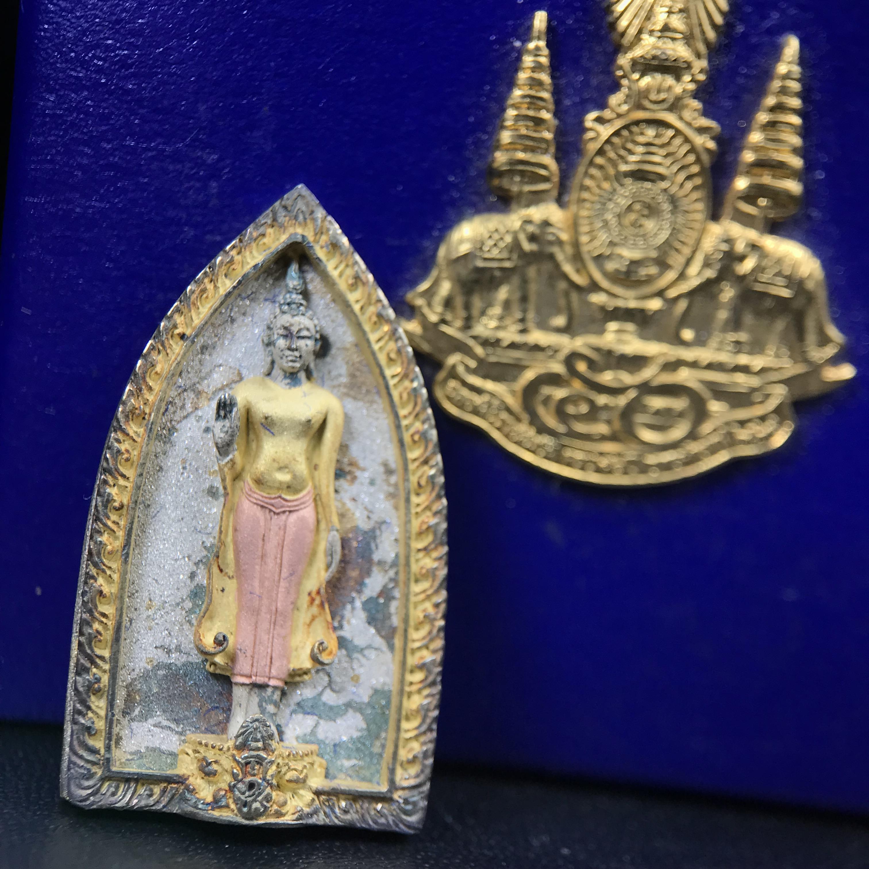 พระพุทธกาญจนพรสยามภูมิ ภปร. ปี 2539 เนื้อเงินสามกษัตริย์พื้นทรายประกาย(ผิวเดิมสวย) พิมพ์ทรงใบขนุน ขนาด3.2ซม. พระพุทธรูปประจำพระชนมวาร รัชกาลที่9 จัดสร้างในวโรกาสทรงครองสิริราชสมบัติครบ50ปี(องค์หมายเลขมหามงคลเลข ๙๙๙(เจริญก้าวหน้าในทุกด้าน)(1 ใน 5000 องค์)