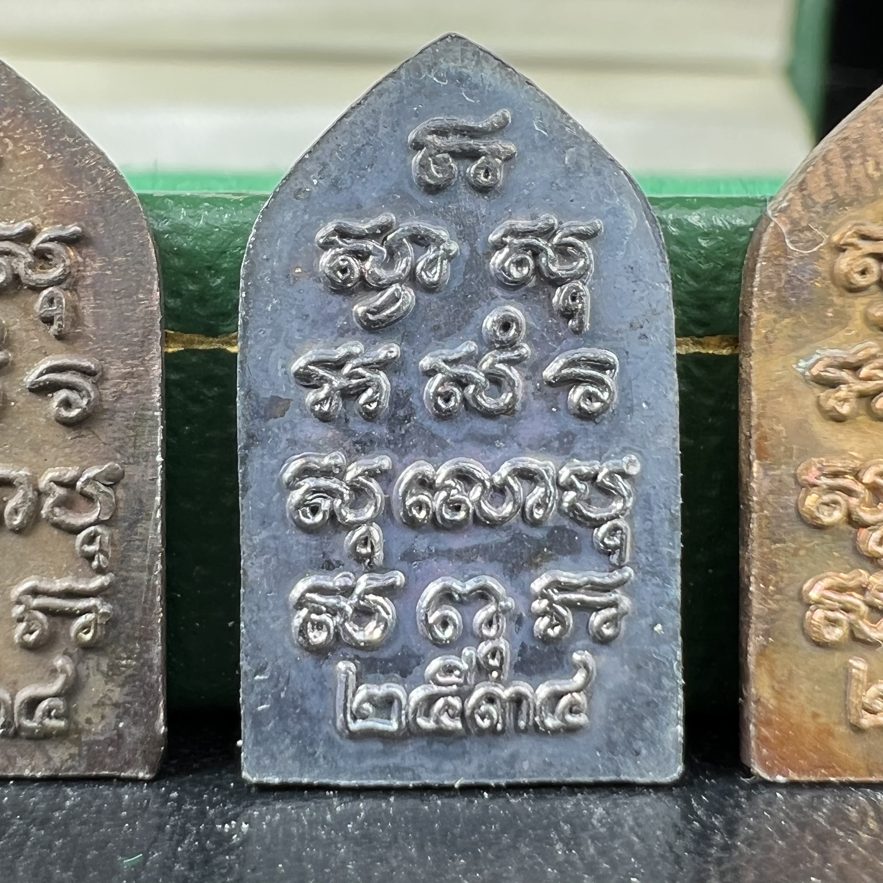 เหรียญพระไพรีพินาศ วัดบวรนิเวศราชวรวิหาร ปี2534 พิมพ์ห้าเหลี่ยม(เนื้อนวโลหะ-เนื้อเงิน-เนื้อทองแดง)(พระชุดหลักสายสมเด็จพระญาณสังวร สมเด็จพระสังฆราชองค์ที่19) (หายากสภาพสวยกล่องเดิมครบสมบูรณ์) 1ใน 700 ชุด