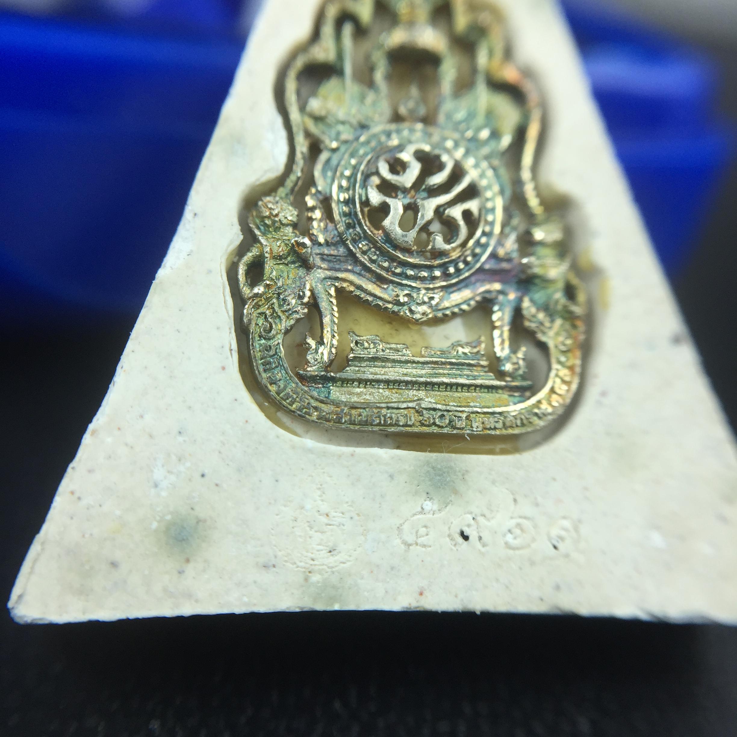 พระแก้วมรกต(จำลอง)ทรงเครื่องฤดูร้อน พระผงบูชา ด้านหน้าปิดทอง ด้านหลังตราสัญลักษณ์ฉลองสิริราชสมบัติครบ 60ปี เนื้อเงินขึ้นสีรุ้งธรรมชาติสร้างสรรค์งดงาม(รุ่นนี้ได้พระราชทานเส้นพระเจ้า(เส้นผม)รัชกาลที่9ในการจัดสร้าง)