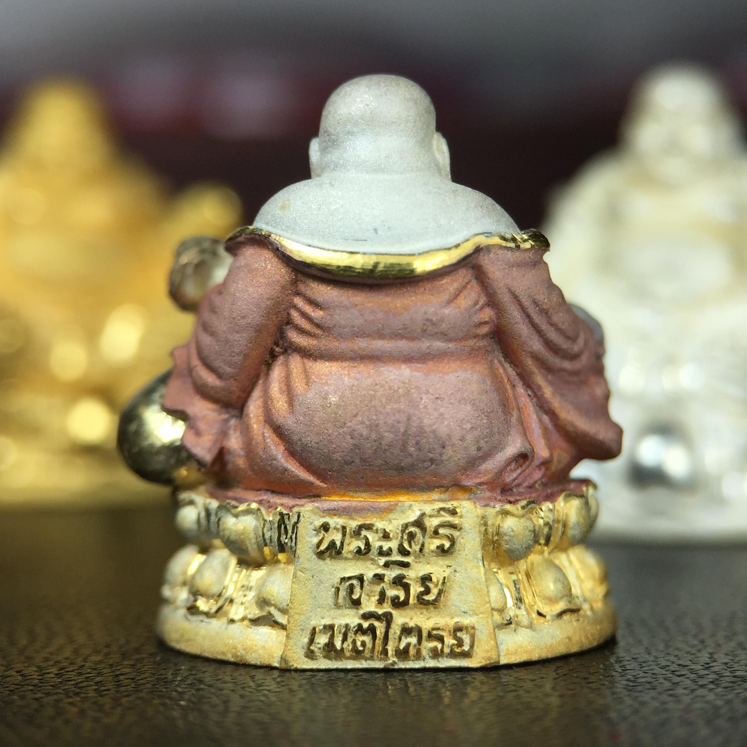 รูปหล่อลอยองค์ พระศรีอริยะเมตตรัยโพธิสัตว์(พระสังกัจจายน์)ชุดทองคำ(เนื้อทองคำ(15.44 กรัม)+เนื้อเงินสามกษัตริย์+เนื้อเงิน) โครงการสร้าง พระศรีอริยะเมตตรัยมหาโพธิสัตว์ น้อมถวายพระบาทสมเด็จพระเจ้าอยู่หัว ทรงครองศิริราชสมบัติครบ 50 ปี วัดโพธิ์แมนคุณาราม