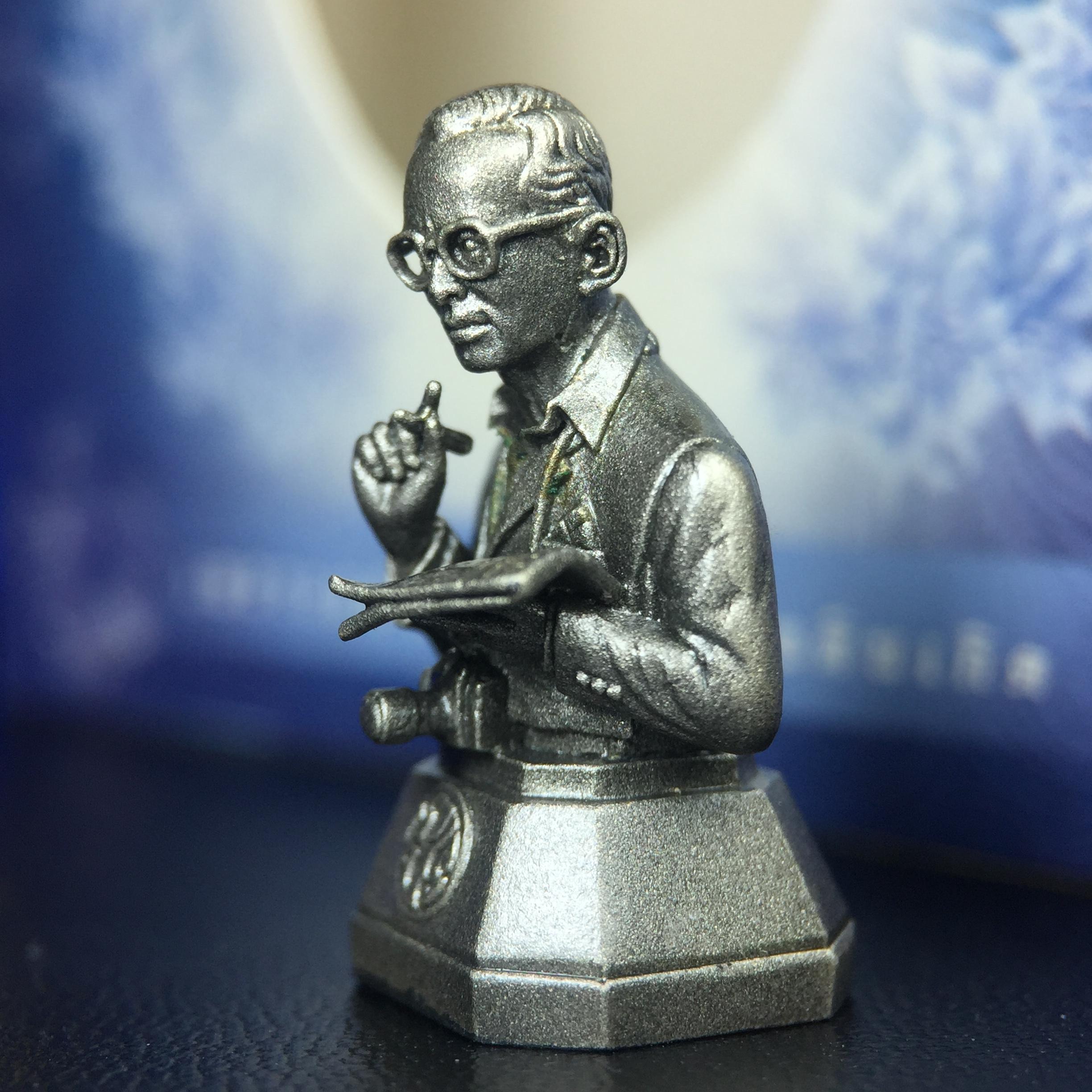 พระบรมรูปพระบาทสมเด็จพระเจ้าอยู่หัวรัชกาลที่ 9(ทรงงาน) ภปร. รุ่นเพราะแผ่นดินนี้คือแผ่นดินเกิด ปี 2551 ขนาดสูง 1 นิ้ว เนื้อบรอนซ์ชุบเงินรมดำ(ด้านหน้า ฐานพระบรมรูปฯ ประดิษฐานอักษรพระปรมาภิไธย ภ.ป.ร.)นิยมหายาก