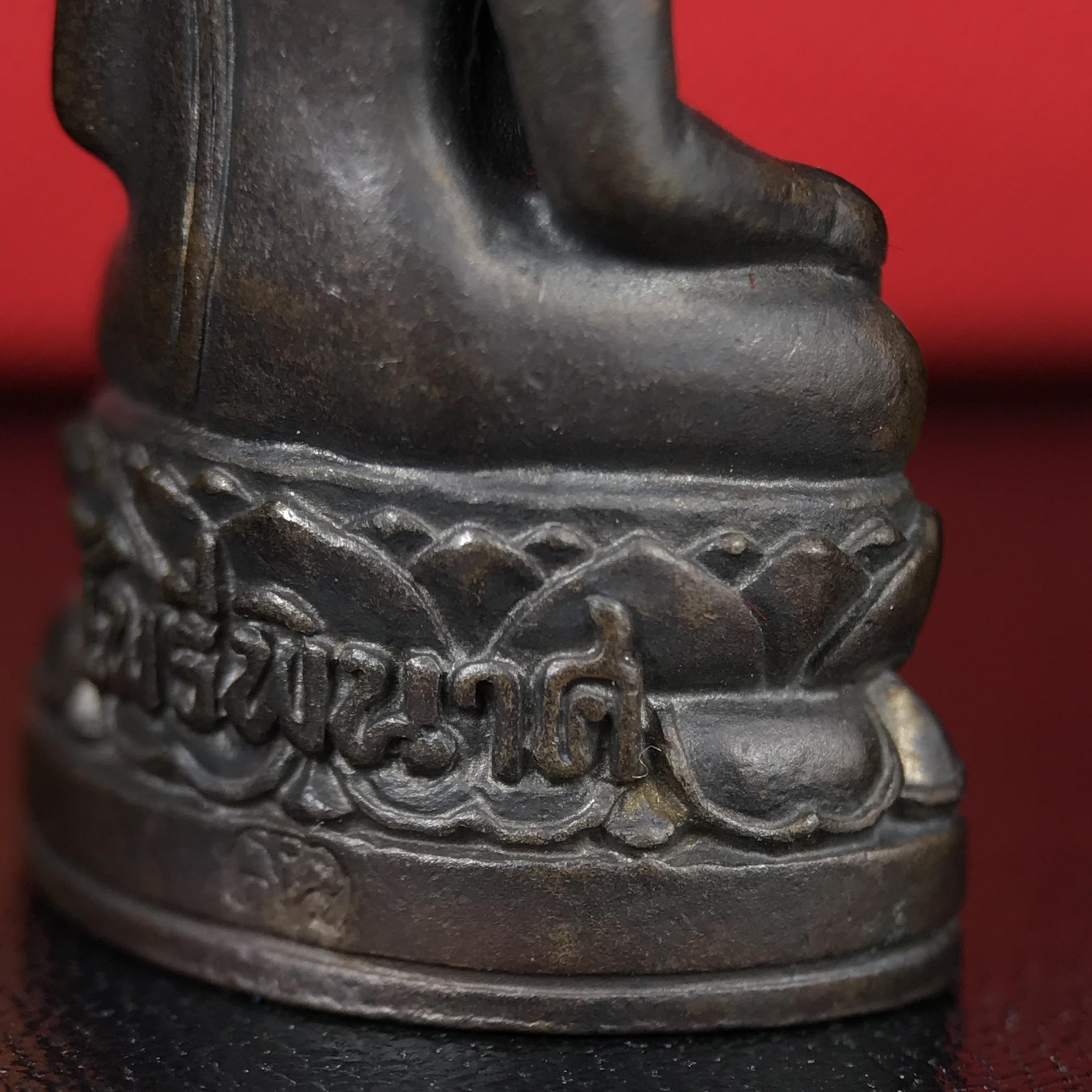 พระกริ่งไพรีพินาศ บรรจุเหล็กไหล ครั้งแรกและครั้งเดียวในประวัติศาสตร์ เฉลิมพระเกียรติ พระบาทสมเด็จพระเจ้าอยู่หัวรัชกาลที่9 พระชนมพรรษา 6 รอบ ปี2542 เนื้อนวโลหะผสมทองคำ(บรรจุเหล็กไหล)ดีนอก-ดีใน พิธีใหญ่ มวลสารเด่น (หายาก)