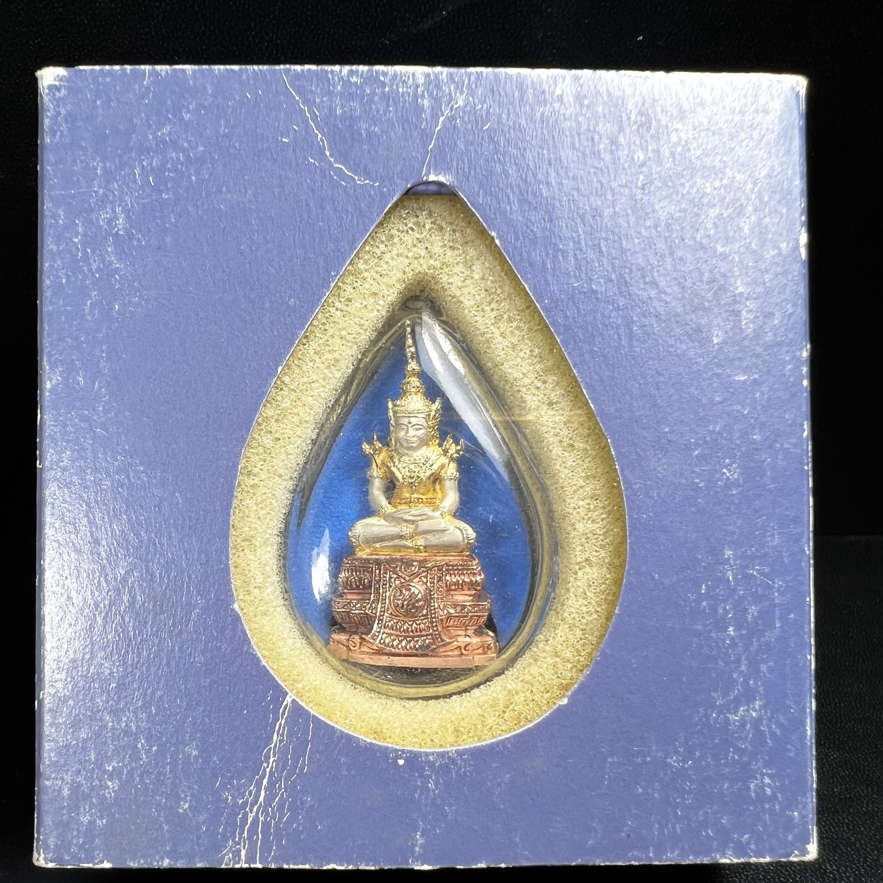 พระแก้วมรกต ภปร. ปี 2547 จัดสร้างโดยโรงพยาบาลภูมิพลอดุลยเดช เนื้อเงิน(3 กษัตริย์) ลอยองค์ หน้าตัก 1/2 นิ้ว สูง 3.7 ซม.พิธีมหามังคาภิเษก ณ พระอุโบสถวัดพระศรีรัตนศาสดาราม(วัดพระแก้ว) งดงามทรงคุณค่าอีกหนึ่งรุ่นยอดนิยม หายาก(องค์หมายเลข ๑๔๑๔)