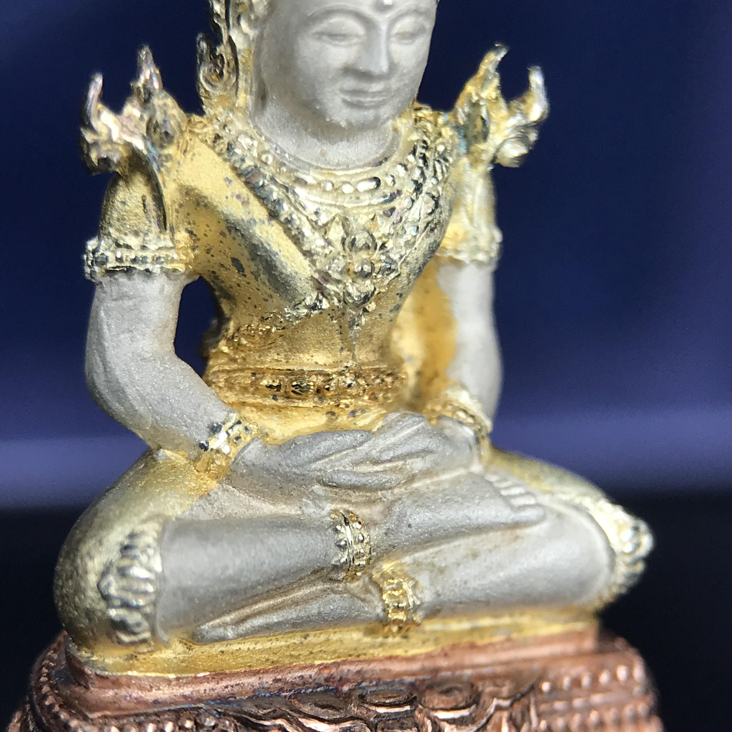 พระแก้วมรกต ภปร. ปี 2547 จัดสร้างโดยโรงพยาบาลภูมิพลอดุลยเดช เนื้อเงิน(3 กษัตริย์) ลอยองค์ หน้าตัก 1/2 นิ้ว สูง 3.7 ซม.พิธีมหามังคาภิเษก ณ พระอุโบสถวัดพระศรีรัตนศาสดาราม(วัดพระแก้ว) งดงามทรงคุณค่าอีกหนึ่งรุ่นยอดนิยม หายาก(องค์หมายเลข ๑๔๑๔)