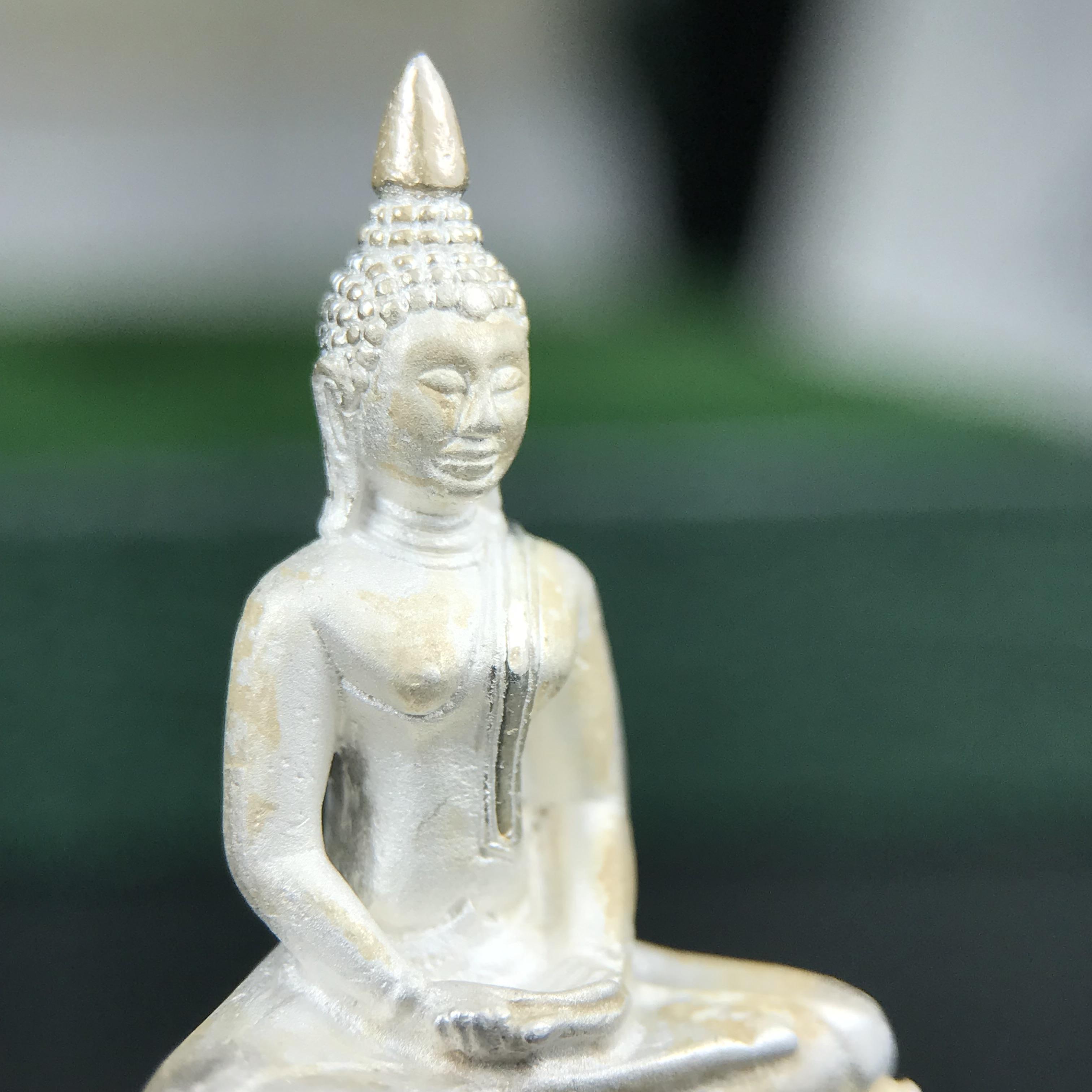 พระพุทธโสธร ภปร. รุ่นย้อนยุค สร้างพระอุโบสถ สมาคมชาวฉะเชิงเทรา จัดสร้าง ปี 2539 วโรกาสครองสิริราชสมบัติครบ 50 ปี เนื้อเงินทรายนวลขัดเงาบางส่วน พร้อมกล่องบรรจุและใบรับรองเดิม