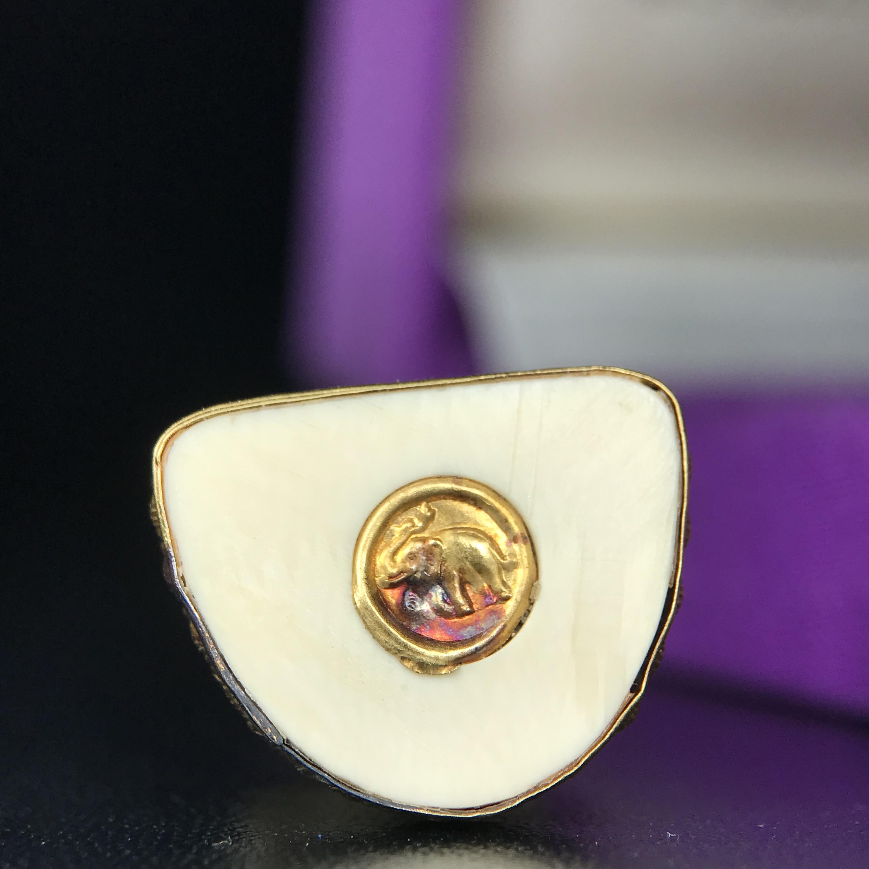 สมเด็จหลวงพ่อทวด รุ่นคชสารหมื่นปี (ศิลปาชีพ) วัดช้างให้ ปี 2541โดยมีท่าน อ.นอง วัดทรายขาว เป็นเจ้าพิธี และมีเกจิร่วมปลุกเสก 108 รูป บรรจุผงว่านเก่าและดินกากยายักษ์(พิมพ์ลอยองค์ฐานทองคำโค๊ตทองคำ)พร้อมกล่องบรรจุครบ นิยมหายาก**ผิวสวยงานแกะพุทธศิลป์สวยงดงาม**