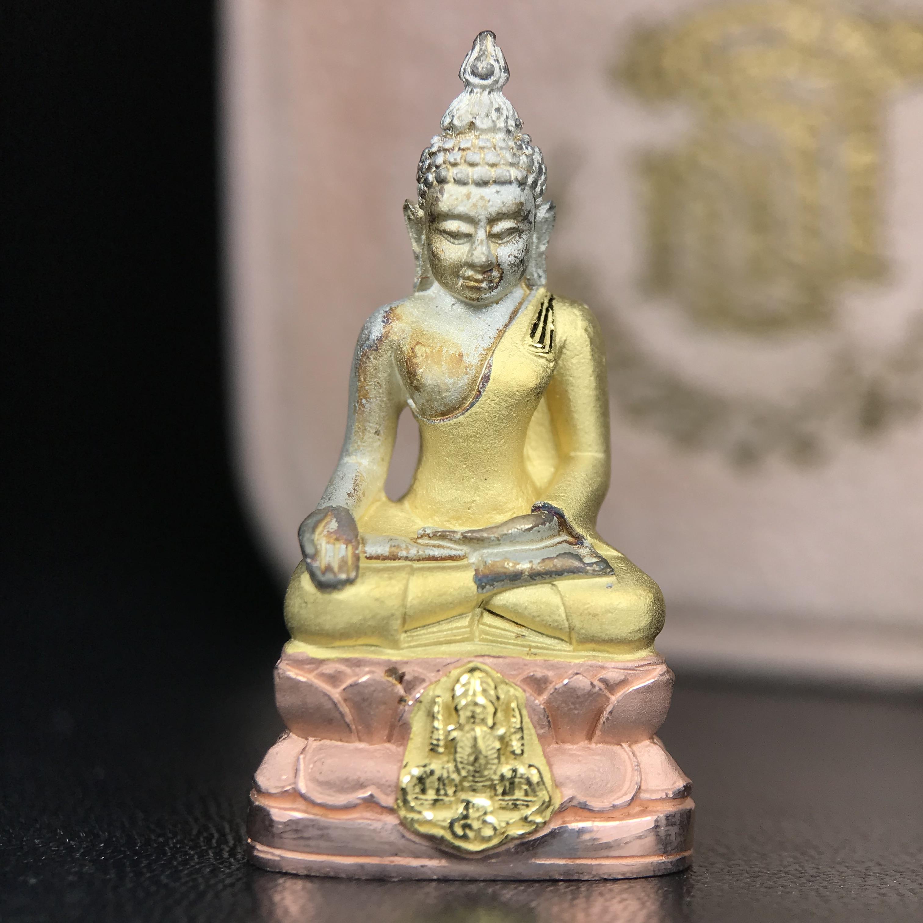 พระกริ่งไพรีพินาศ ตรากาญจนาภิเษกครองสิริราชสมบัติครบ 50 ปี รัชกาลที่9 ปี2540 เนื้อเงินสามกษัตริย์(ผิวเดิมสวย ครบ สมบูรณ์)พร้อมกล่องบรรจุเดิมครบ ชุดพระราชทาน(หายาก)(เข้มขลังทรงอานุภาพยิ่งใหญ่กำราบศัตรูพ่ายสิ้น พระไพรีพินาศ)(หายากพบเจอได้น้อยมาก)1ใน 539องค์