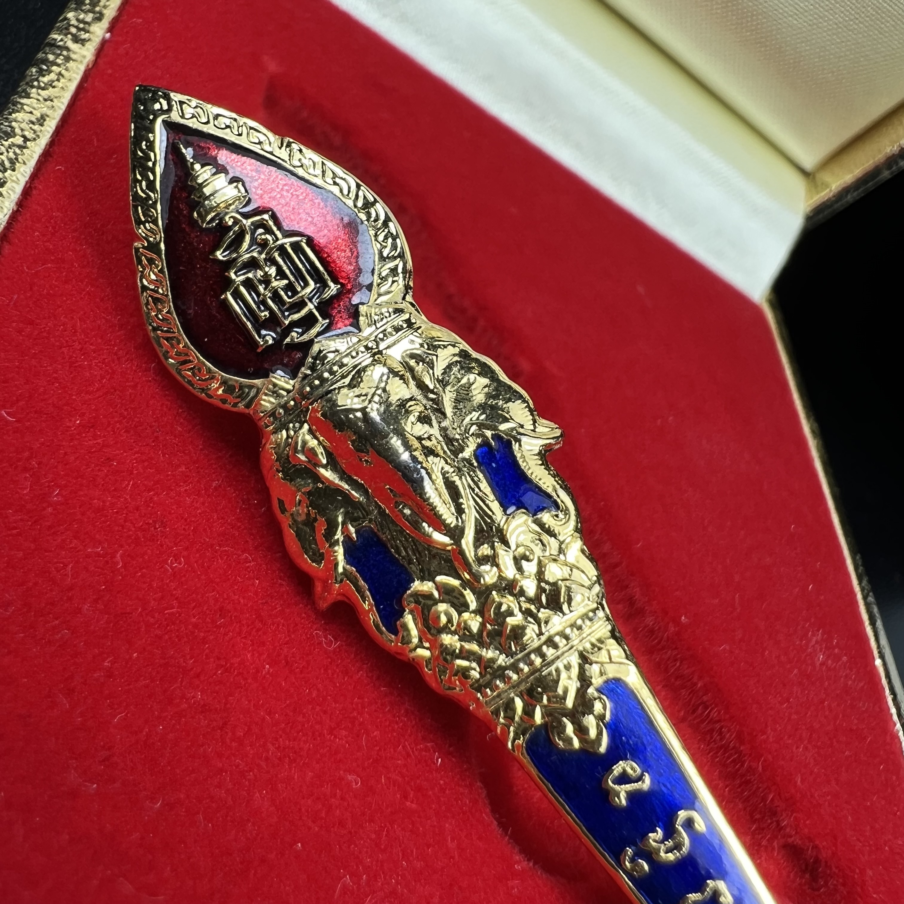 แหนบ ญสส. ๘๔ พรรษา ช้างสามเศียร รุ่นแรก วัดบวรนิเวศวิหาร สร้างในมหามงคลวโรกาสฉลองพระชนมายุ 84 พรรษา สมเด็จพระญาณสังวร สมเด็จพระสังฆราช 3 ตุลาคม 2540 เนื้อชุบทองลงยาราชาวดี พร้อมกล่องบรรจุเดิมครบ