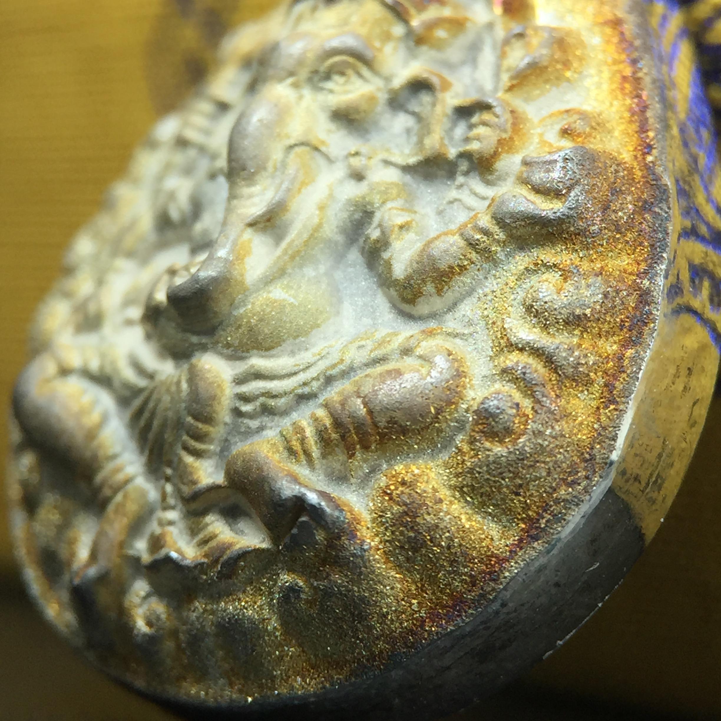 เหรียญพระพิฆเนศวร ญสส. ชุดกาญจนาภิเษกครองราชย์ 50 ปี พุทธศักราช 2538 พิมพ์ใหญ่(2.9 ซม.) เนื้อเงินผิวเดิมขึ้นสีรุ้งงดงามธรรมชาติสร้างสรรค์ สภาพสวยเดิมพร้อมกล่องบรรจุเดิม ตอกโค๊ดหมายเลขกำกับ(1ใน 5539องค์)