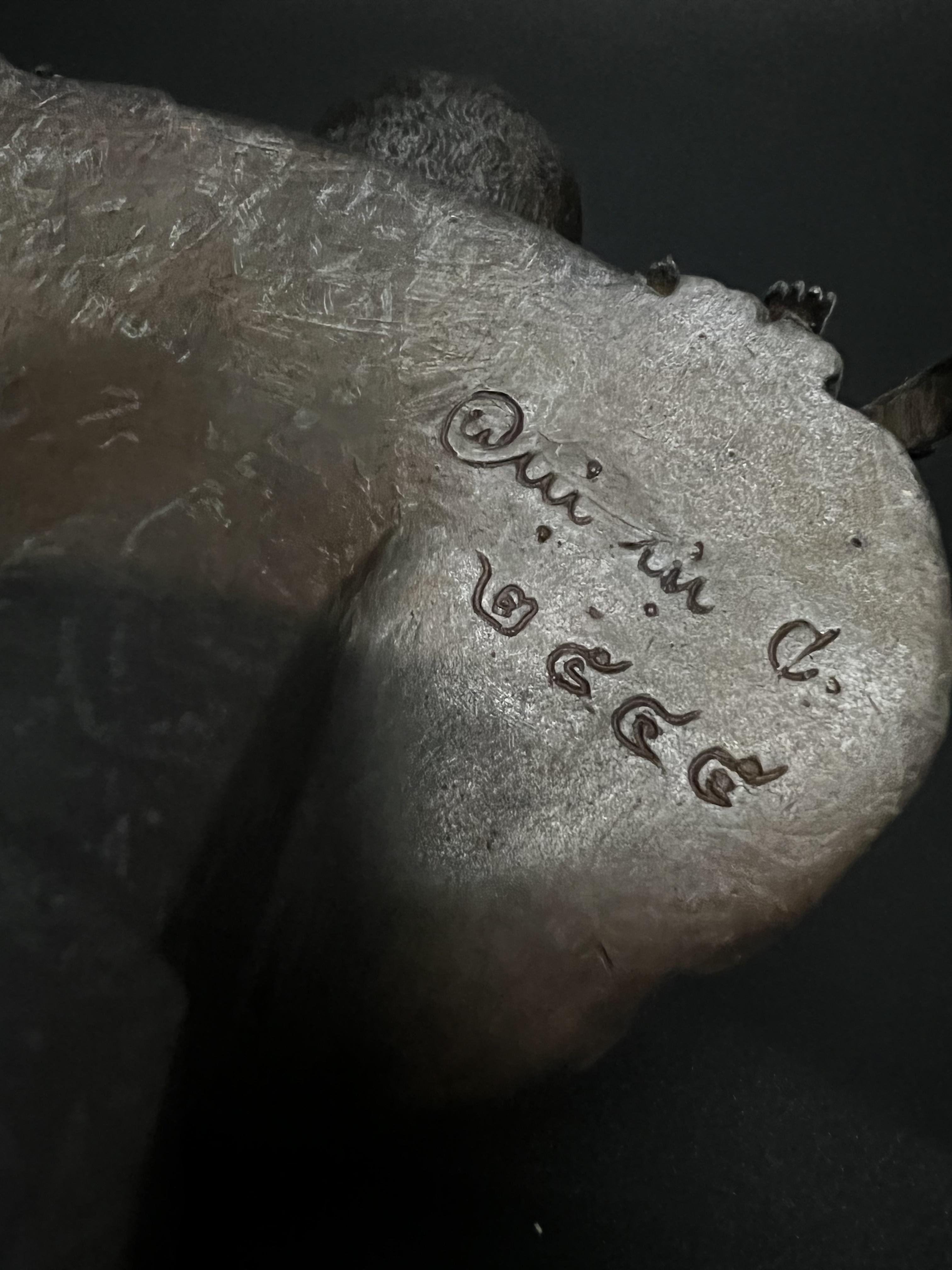 พระบรมรูปในหลวงรัชกาลที่9 รุ่นเฉลิมพระเกียรติ ปี2545 สูง 9 นิ้ว ฉลองพระองค์เต็มยศสายสะพายมหาจักรี สายสร้อยจุลจอมเกล้า ส่วนฐานประดับอักษรพระปรมาภิไธย ภ.ป.ร.(พิธีปลุกเสกวัดพระแก้ว)