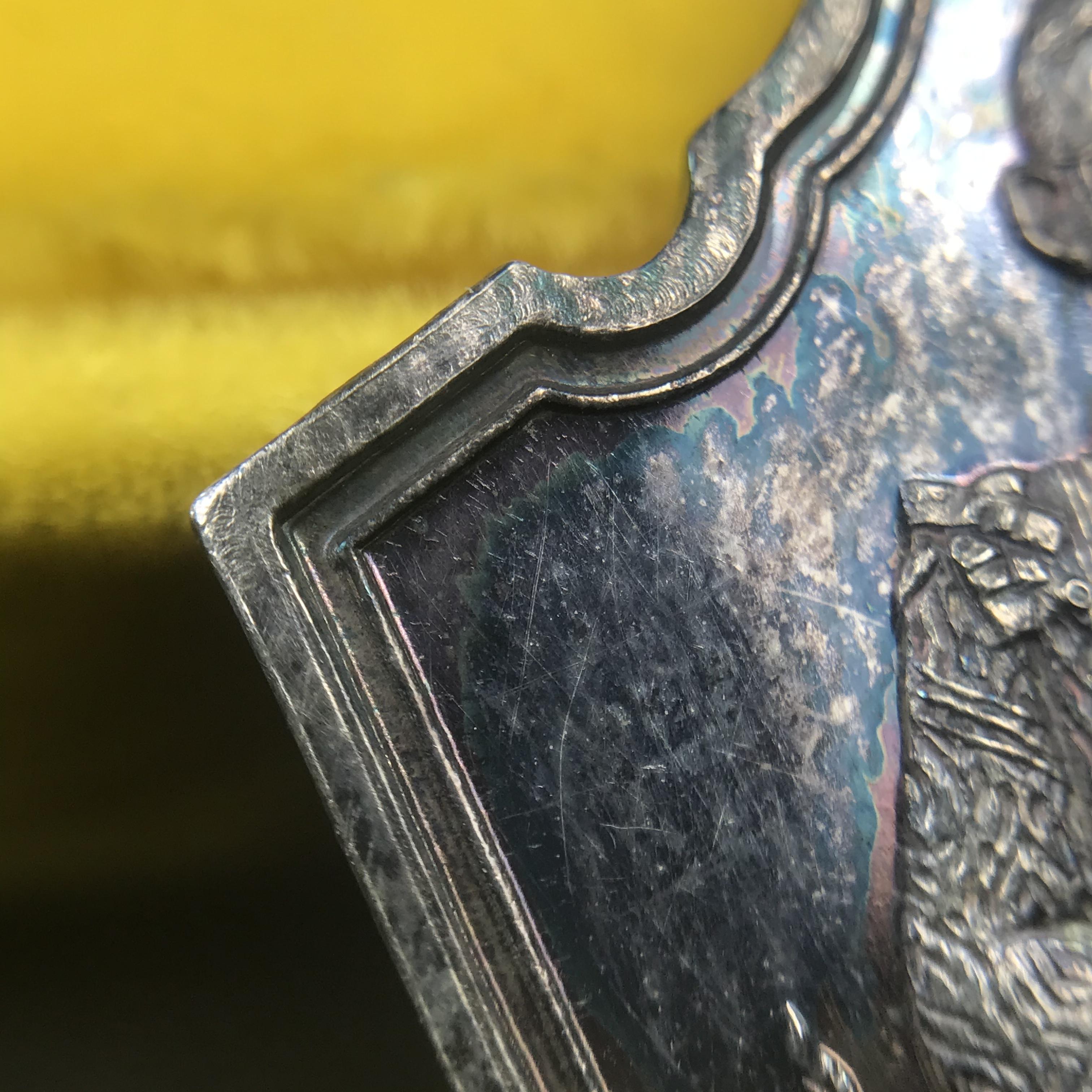 เหรียญพระบาทสมเด็จพระเจ้าอยู่หัว รัชกาลที่9ประทับนั่งบัลลังก์ กระทรวงมหาดไทยจัดสร้าง ปี2539 เนื้อเงินกล่องบรรจุเดิมสภาพสวย เนื้อเงินผิวเดิมขึ้นสีรุ้งธรรมชาติ แบบนิยม หายาก