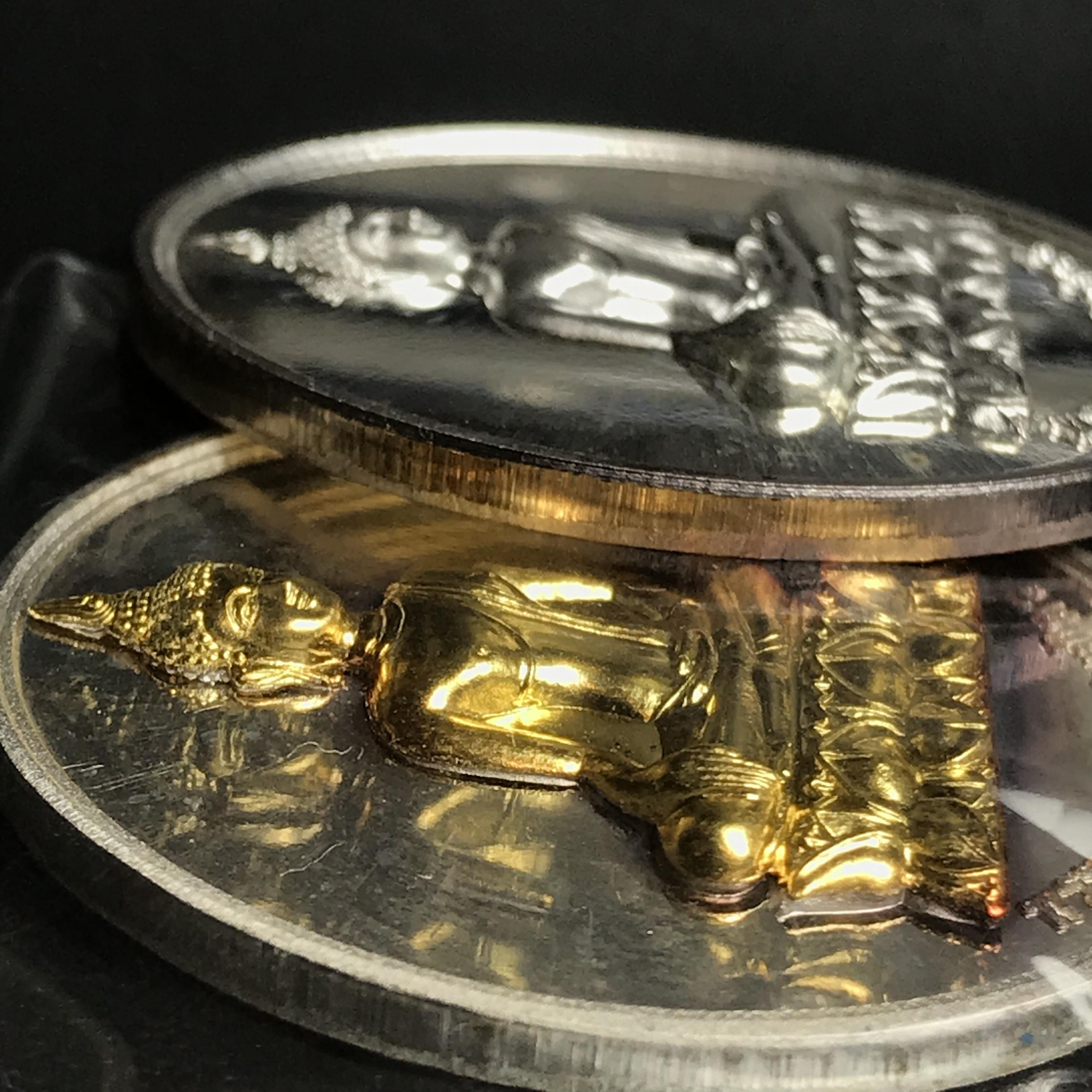 เหรียญพระพุทธนวราชบพิตร ภปร. ที่ระลึก 7รอบ 84พรรษา วัดตรีทศเทพ สร้าง พ.ศ. 2554 เนื้อเงินหน้ากากทอง(หายากสร้าง2999องค์)(สภาพสวยซีนเดิมกล่องเดิม)+เนื้อเงิน(สภาพสวยกล่องเดิม)รวม2เหรียญ