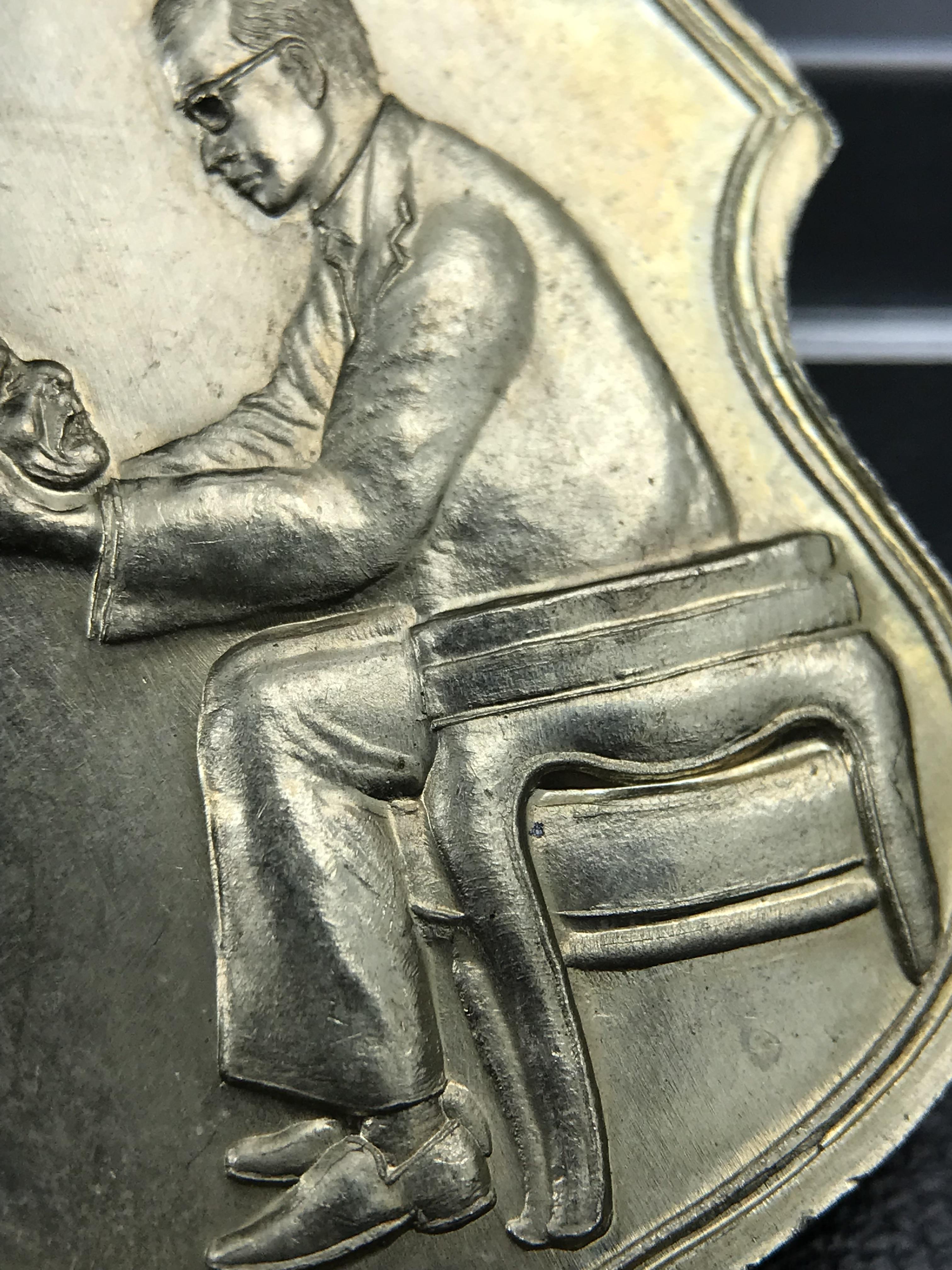 เหรียญครอบครูช่างหลวง(ในหลวงทรงดนตรี) เนื้ออัลปาก้า ปี 2550(หายาก)สุดยอดแห่งความหายากมีหมุนเวียนให้เห็นน้อยมากเป็นอีกหนึ่งรุ่นยอดนิยมของเสด็จพ่อร.9เหรียญนี้สวยมากผิวน้ำทองทั่วทั้งเหรียญ