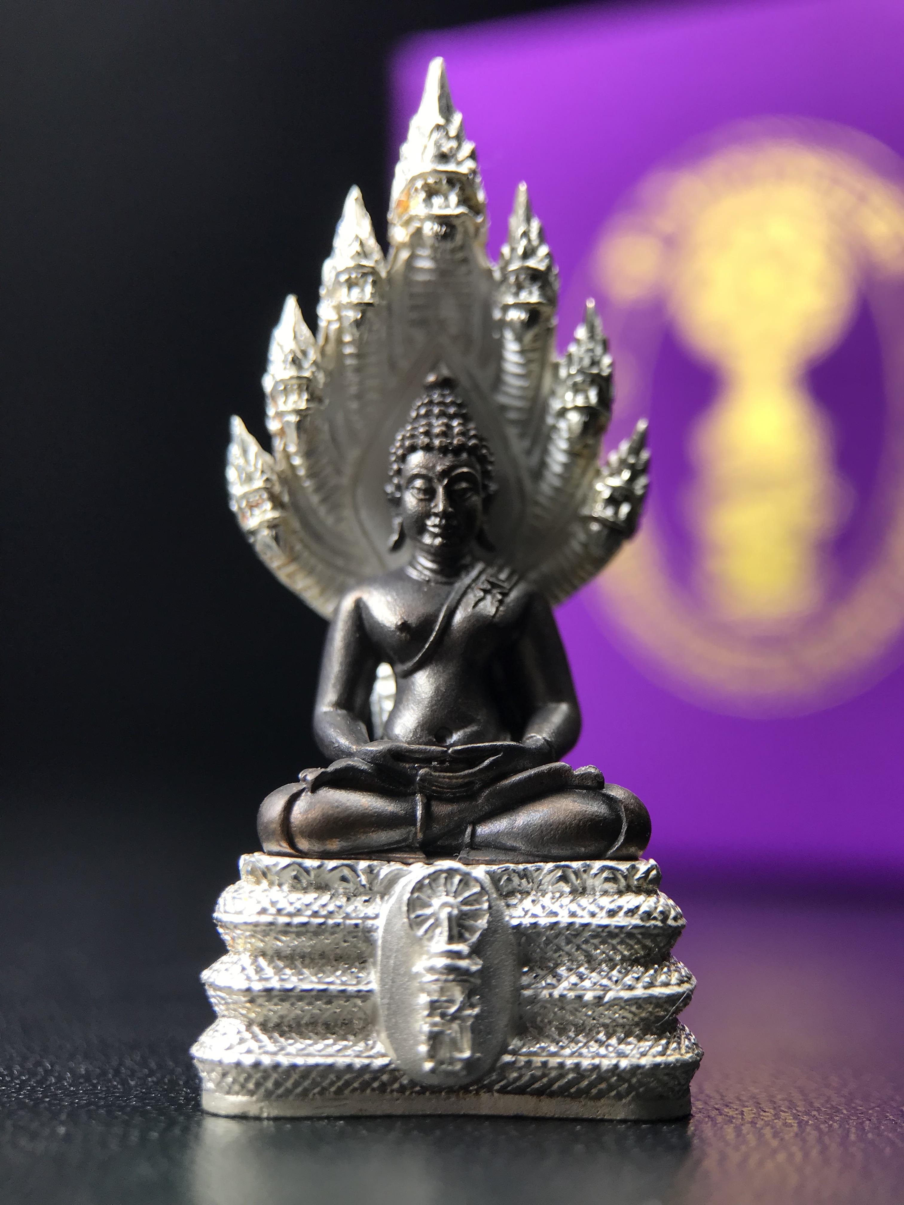 พระนาคปรก สธ. รุ่นสร้างพระอุโบสถเฉลิมพระเกียรติ 4 รอบ 84 พรรษา สมเด็จพระเทพรัตนราชสุดาฯ วัดบวรนิเวศวิหาร ปี 2543 พิมพ์ใหญ่ องค์พระเนื้อนวโลหะ ฐานนาคปรกเนื้อเงิน(สภาพ สวย )พิธีใหญ่ พุทธศิลป์งดงาม หายาก(องค์หมายเลขสวย ๒๖๗) (1 ใน 1999 องค์)