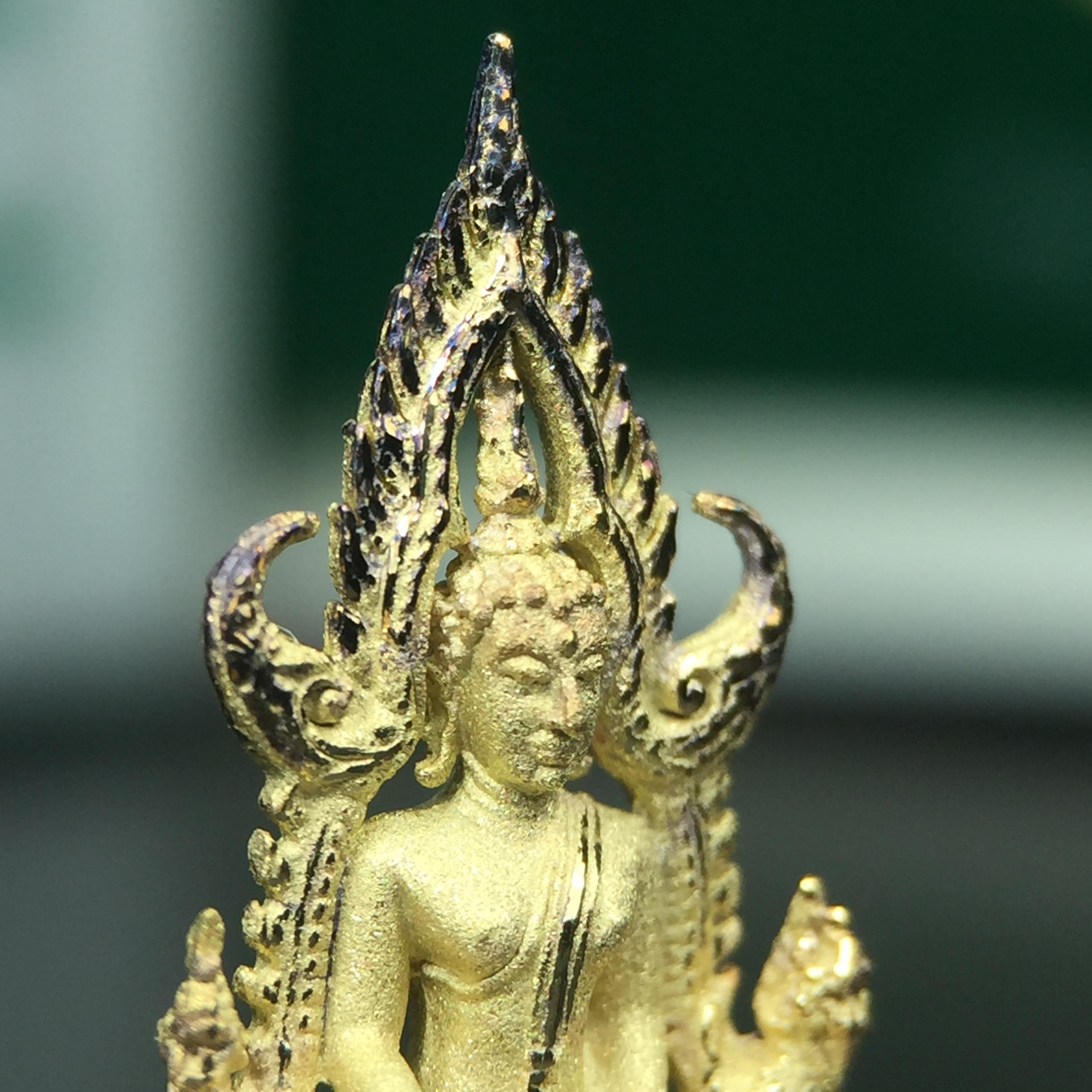 พระพุทธชินราช ภปร. ในวโรกาสพระราชพิธีมหามงคล เฉลิมพระชนมายุ6รอบ 5ธันวาคม2542 มูลนิธิพิทักษ์ดวงตาประชาชน จัดสร้าง เนื้อเงินบริสุทธิ์ 99.9% แบบชุบทองประกายเพชร 3 ไมครอน พิมพ์กลาง ขนาดสูง 2.4 ซม. พร้อมกล่องบรรจุเดิม