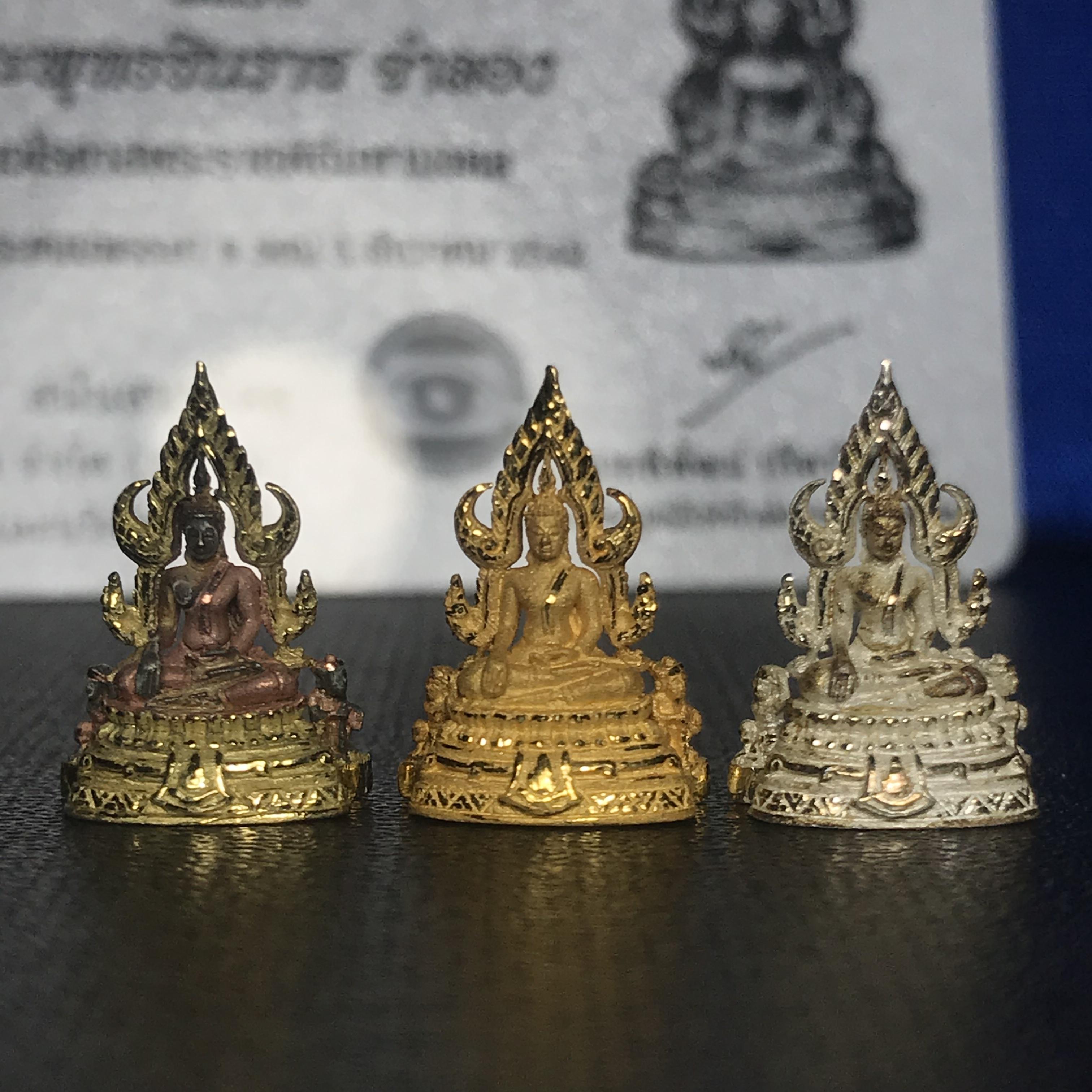 พระพุทธชินราช ภปร. ในวโรกาสพระราชพิธีมหามงคล เฉลิมพระชนมายุ6รอบ 5ธันวาคม2542 ชุดทองคำ เงิน สามกษัตริย์ พิมพ์เล็กครบชุด(3องค์)พร้อมกล่องบรรจุและการ์ดใบรับรอง