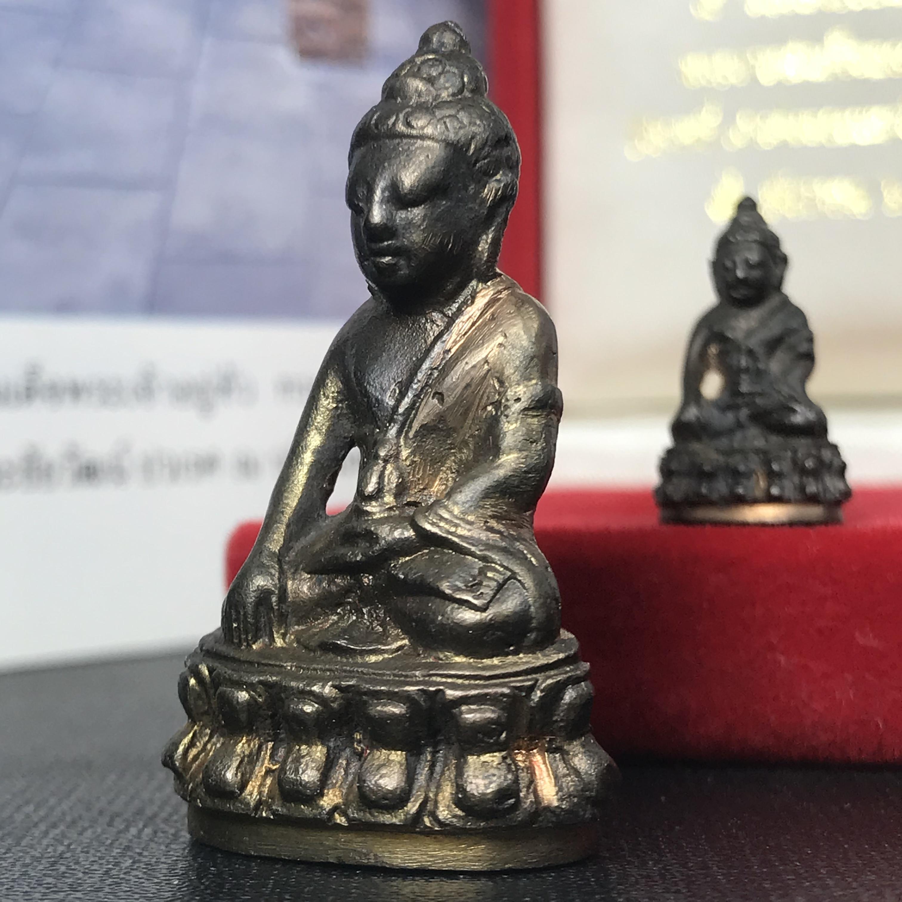 พระกริ่ง-พระชัยวัฒน์ ปวเรศ ปี2530 วัดบวรนิเวศราชวรวิหาร(ในหลวง ร.9 เสด็จเททอง)(บรรจุเส้นเกศาในหลวงรัชกาลที่9)พร้อมสูจิบัตรเดิมตอนจัดสร้าง(สภาพสวยครบสมบูรณ์) (องค์หน้าใหญ่)(องค์ทองทบ)แบบพิมพ์นิยมหายาก