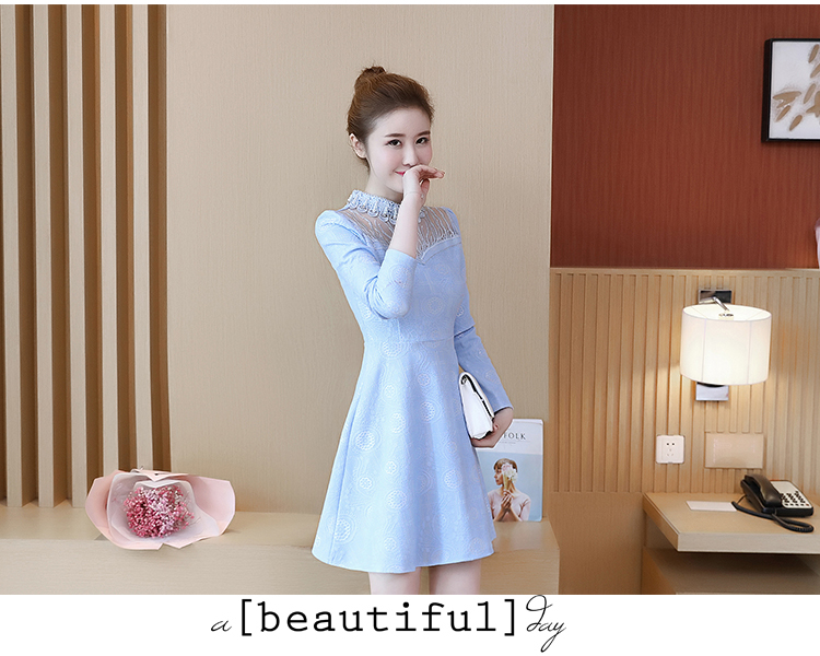 ชุดเดรสสั้นผ้าลูกไม้สีฟ้าแขนยาว คอตกแต่งมุกสวยหวาน