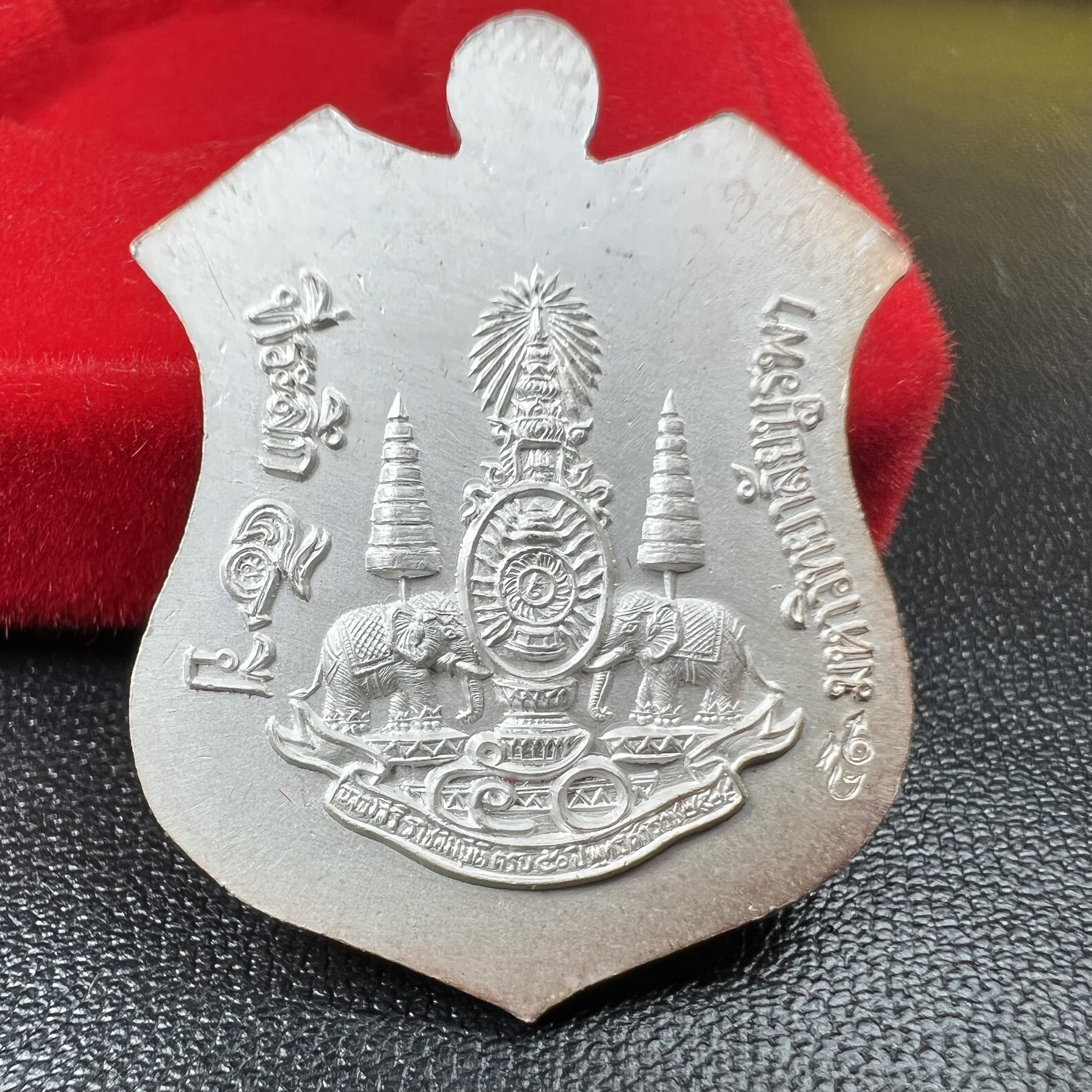 เหรียญหลวงพ่อโสธร ภปร. รุ่นกาญจนาภิเษก จัดสร้างในมงคลวโรกาสที่พระบาทสมเด็จพระเจ้าอยู่หัวรัชกาลที่9 เสด็จเถลิงถวัลย์สิริราชสมบัติ ครบ 50 ปี ในพุทธศักราช 2539 เนื้อเงินลงยา(สีแดง สีเหลือง สีน้ำเงิน สีเขียว)ครบชุดรวม 4 เหรียญ(พิธีใหญ่เข้มขลัง)1 ใน 9950 ชุด